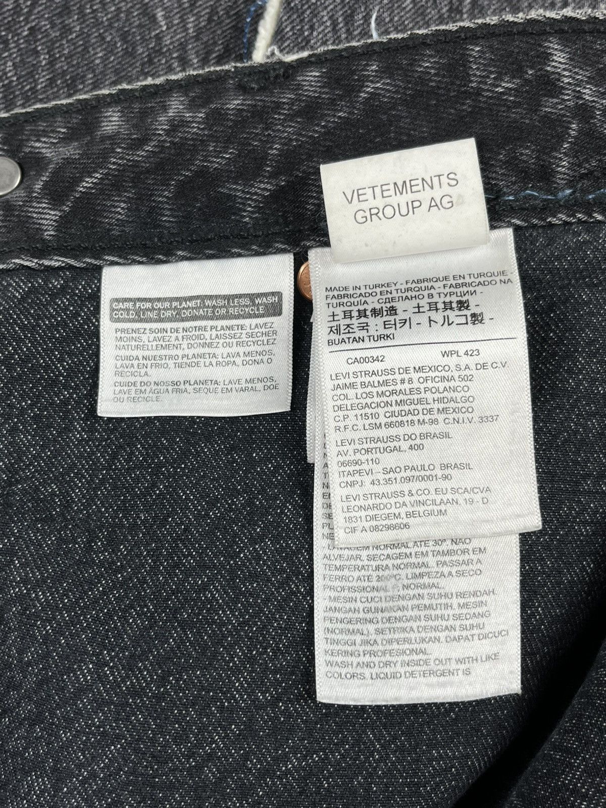 Levi's × Vetements SS19 Vetements Reworked Distressed Levi’s Denim Jeans Size US 28 / EU 44 - 14 Thumbnail