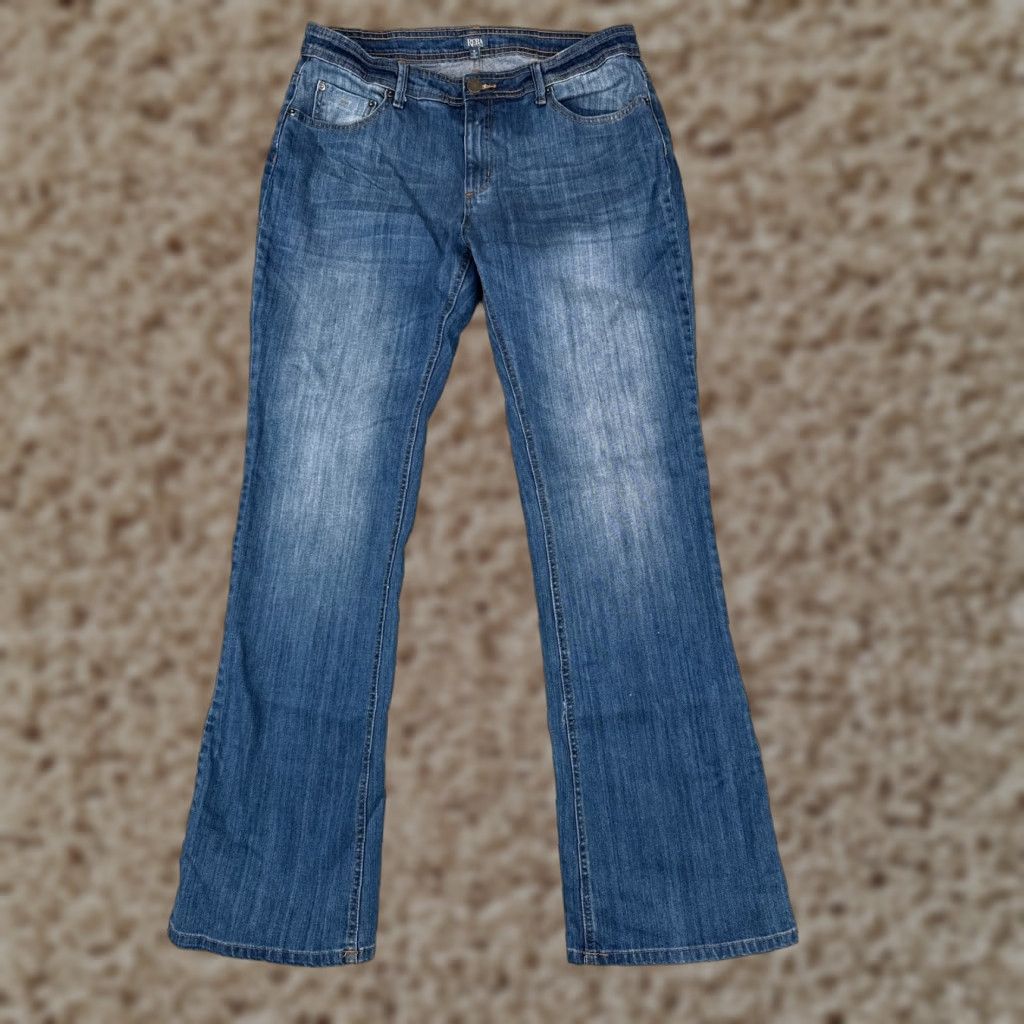 Denime Reba Jeans Womens 8 Blue Denim Bootcut Mid Rise 30x31 Cotton 5-Pocket Distressed Zipper Cowboy Southwestern Designer Tank? Size 30" / US 8 / IT 44 - 1 Thumbnail