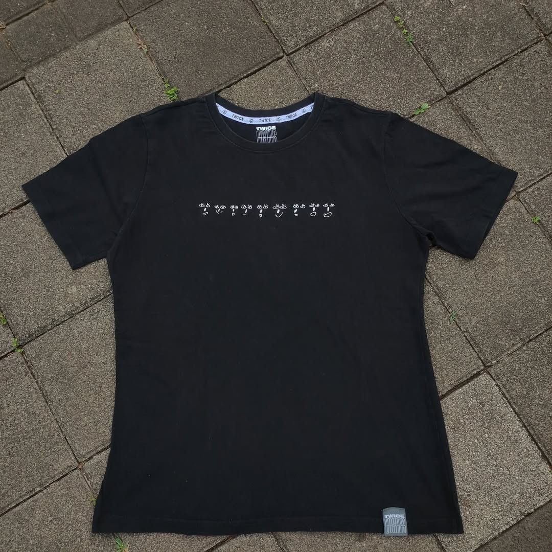 Band Tees TWICE World Tour 2019 Twice Lights Tee Size US M / EU 48-50 / 2 - 2 Thumbnail