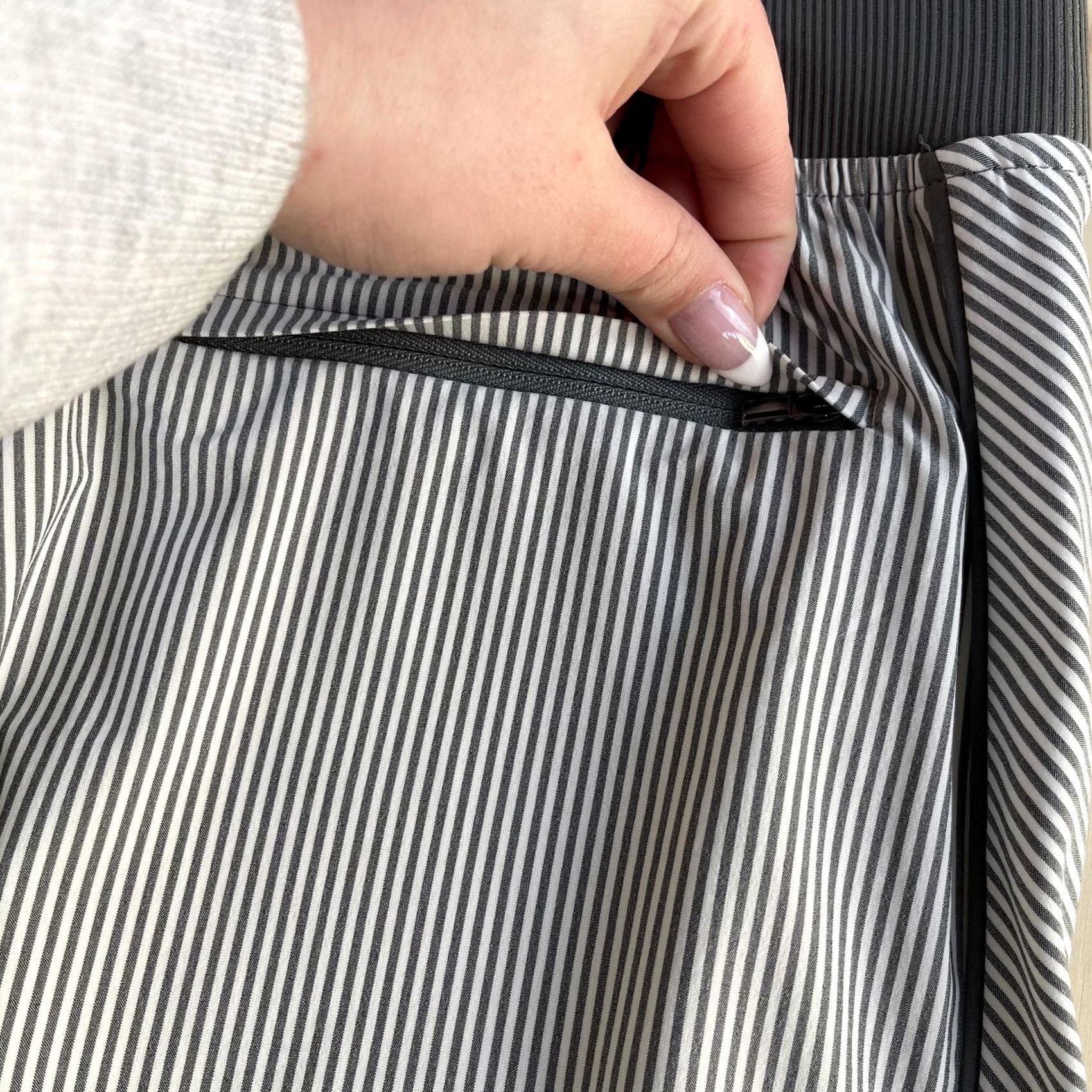 Athleta Athleta Brooklyn Textured Ankle Pants Womens 8 Gray Stripe Pull On Stretch Pants Size 30" / US 8 / IT 44 - 3 Thumbnail