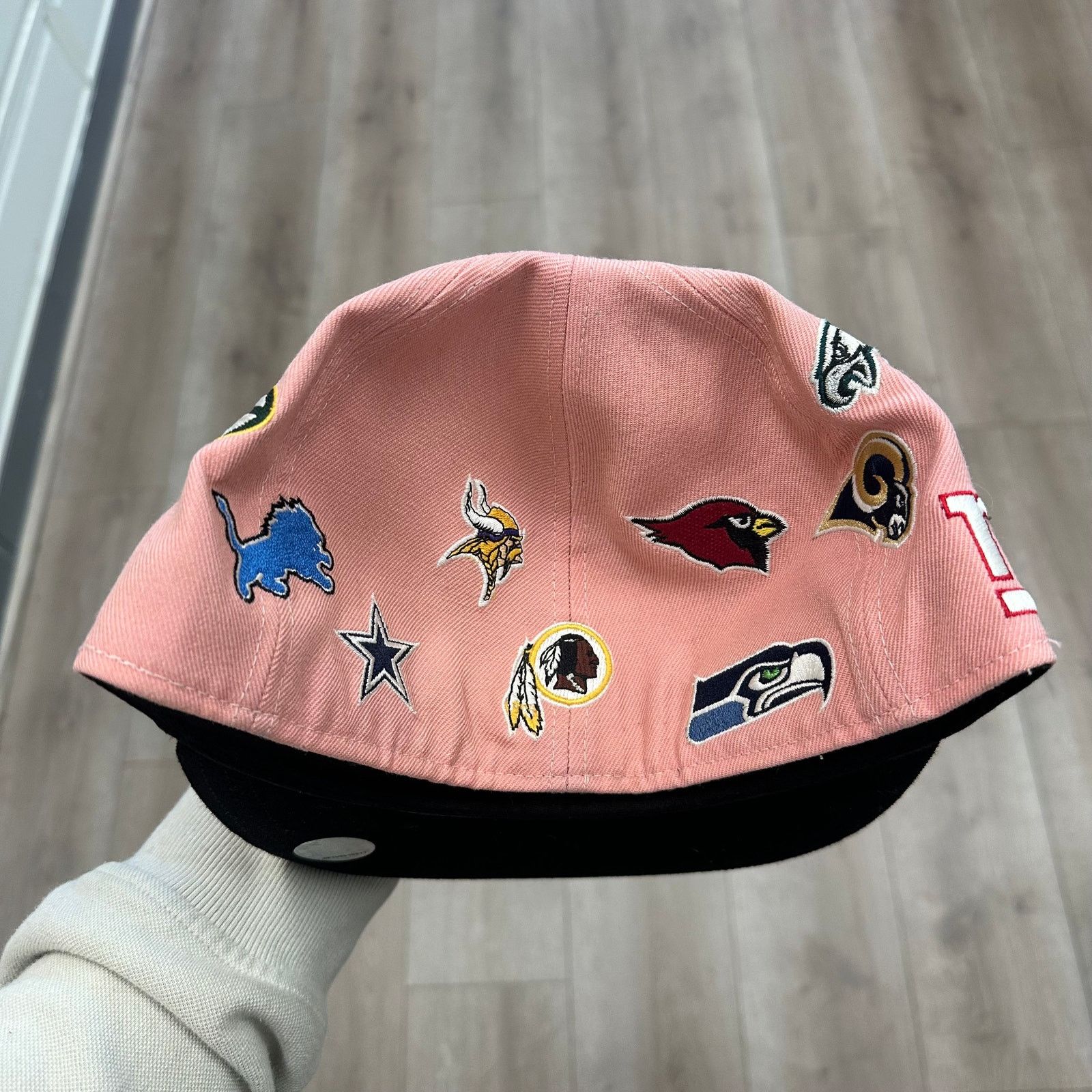 Reebok Reebok NFL NFC all-over pink fitted hat Cap size 7 5/8 B25 Size ONE SIZE - 4 Thumbnail