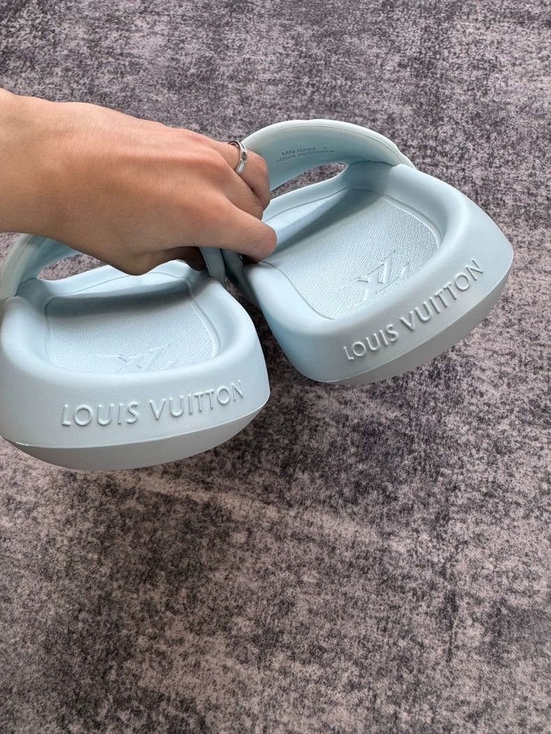 Louis Vuitton Louis Vuitton Baby Blue Embossed Slipper Size US 8 / EU 41 - 6 Thumbnail