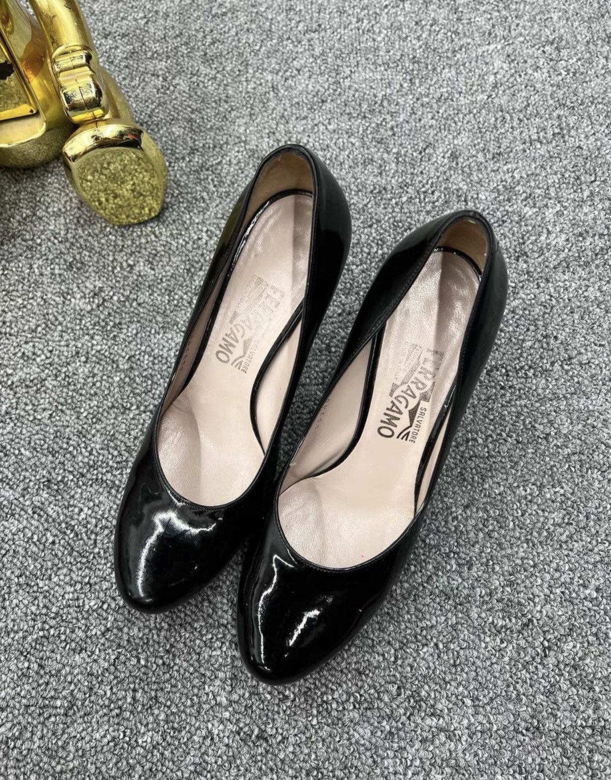 Salvatore Ferragamo Ferragamo / Black Round Toe Heels K12 Size US 7 / IT 37 - 1 Thumbnail