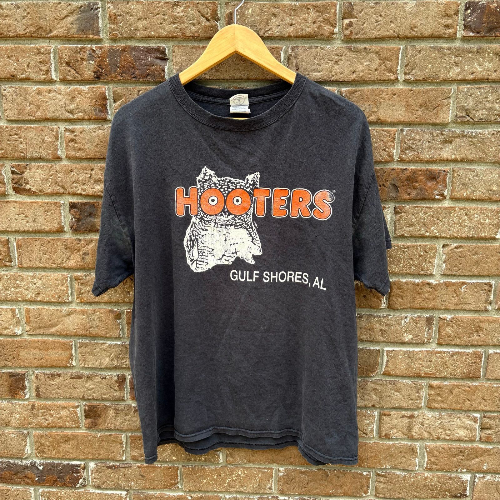 Vintage Vintage Y2K Thrashed Hooters T-Shirt Size Large Size US L / EU 52-54 / 3 - 1 Thumbnail