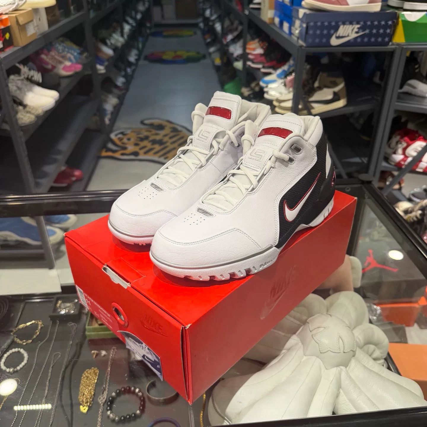 Nike Nike White Lowtop Sneakers 11.5 Men Size US 11.5 / EU 44-45 - 1 Thumbnail