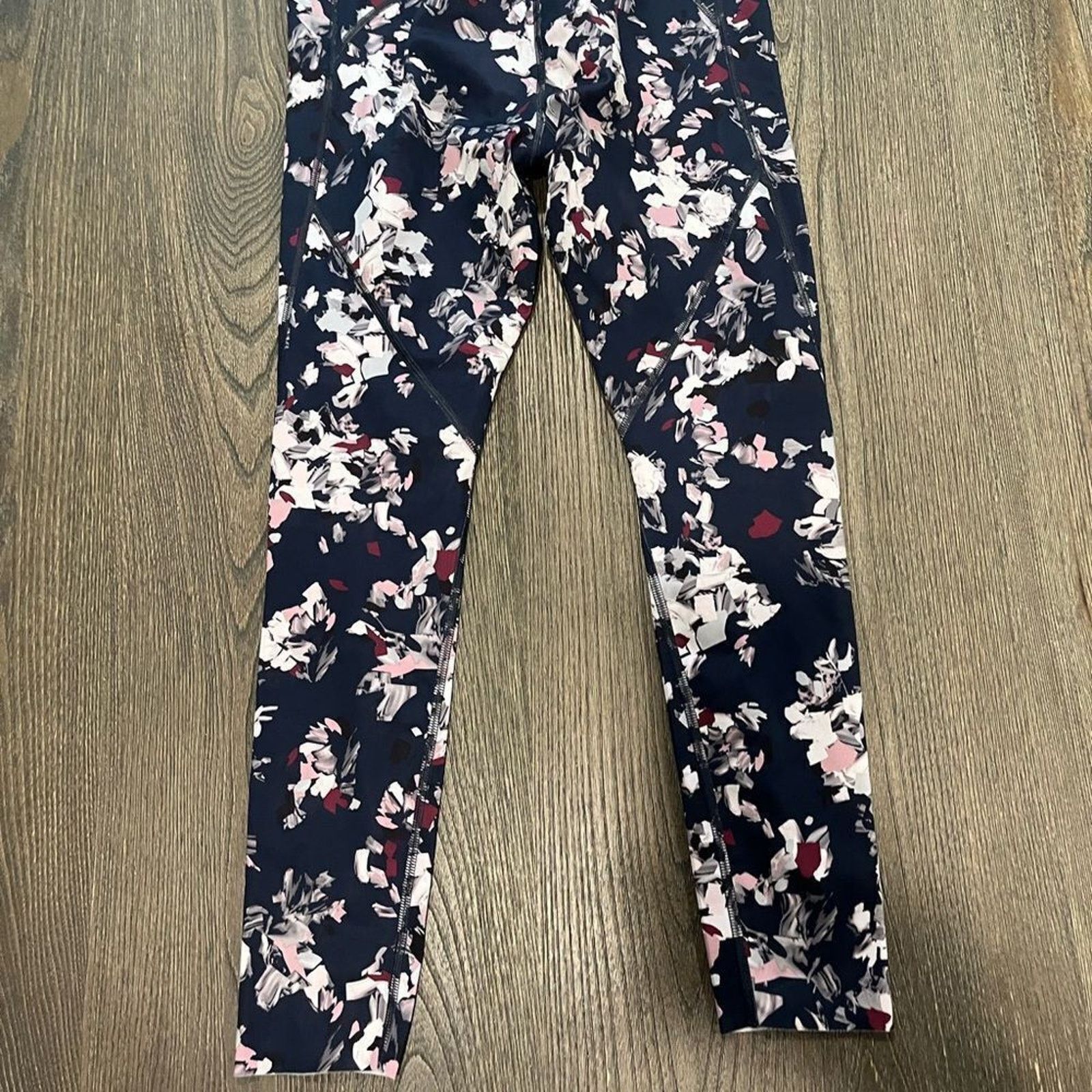 Athleta Athleta Challenge Bloom 7/8 Tight Leggings Navy Pink Floral Size 26" / US 2 / IT 38 - 9 Thumbnail