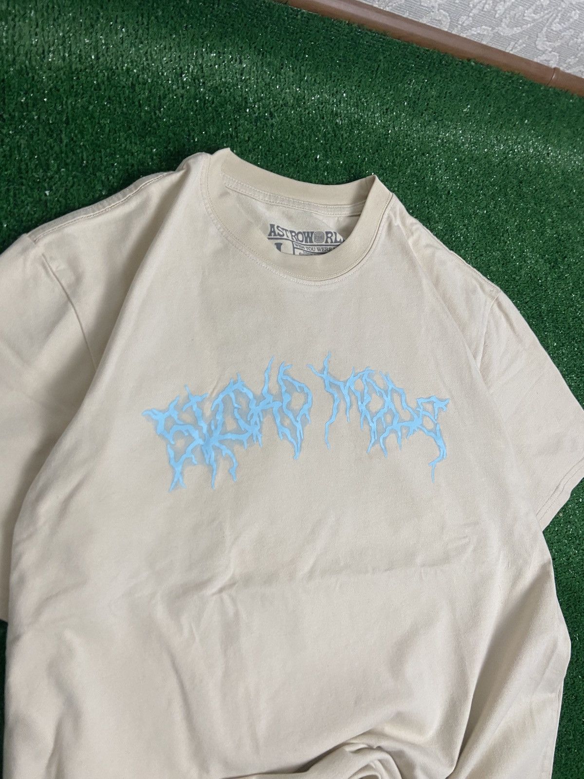 Other Travis Scott Astroworld Tour Tee – Authentic Rare Merch Size US L / EU 52-54 / 3 - 4 Thumbnail