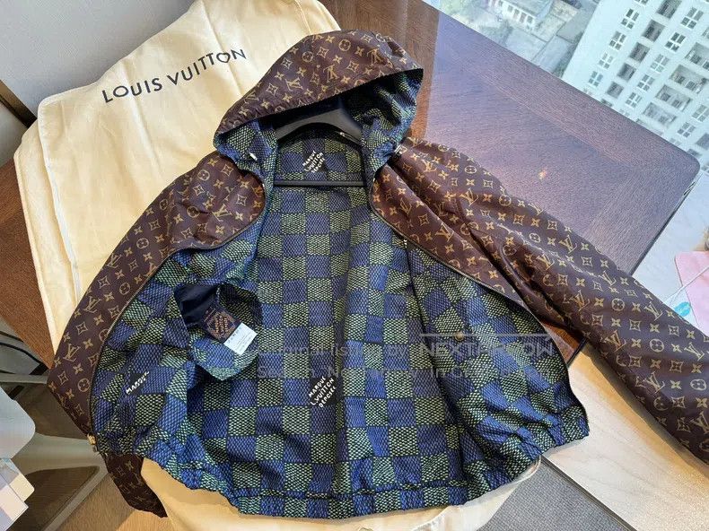Louis Vuitton Louis Vuitton Monogram & Damier reversible windproof jacke Size US M / EU 48-50 / 2 - 3 Thumbnail