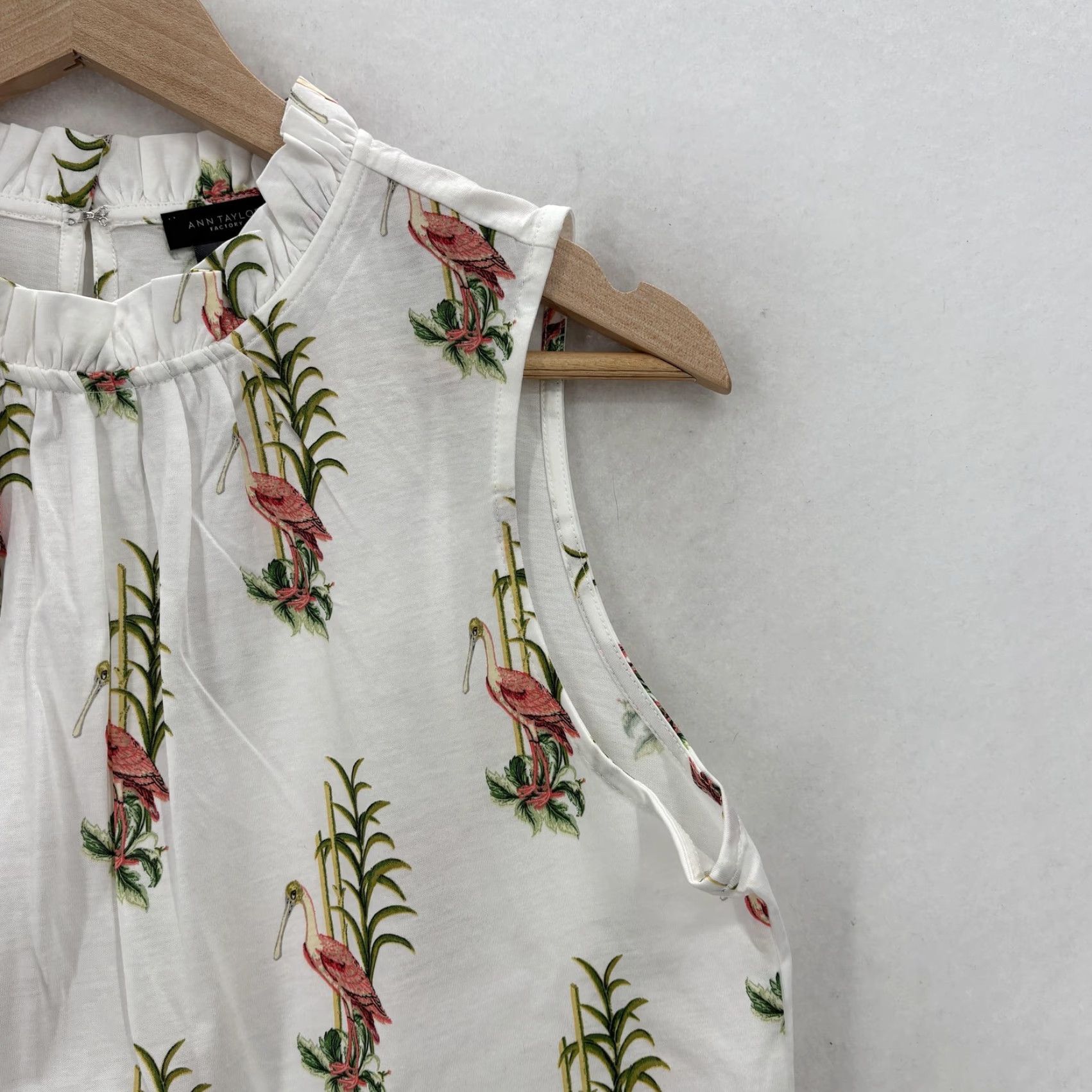 Ann Taylor Ann Taylor Factory Blouse Womens Medium White Floral Sleeveless High Neck Bird Tropical Jersey 100% Cotton Size M / US 6-8 / IT 42-44 - 2 Thumbnail