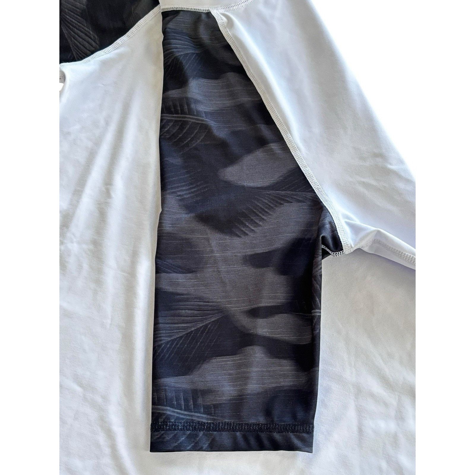 Quiksilver Quicksilver Rash Guard Shirt Medium Gray White Short Sleeve Size US M / EU 48-50 / 2 - 4 Thumbnail