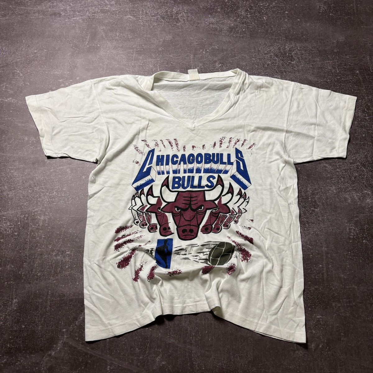 Vintage vintage chicago bulls single stitch v-neck 90s t-shirt Size US XL / EU 56 / 4 - 1 Thumbnail