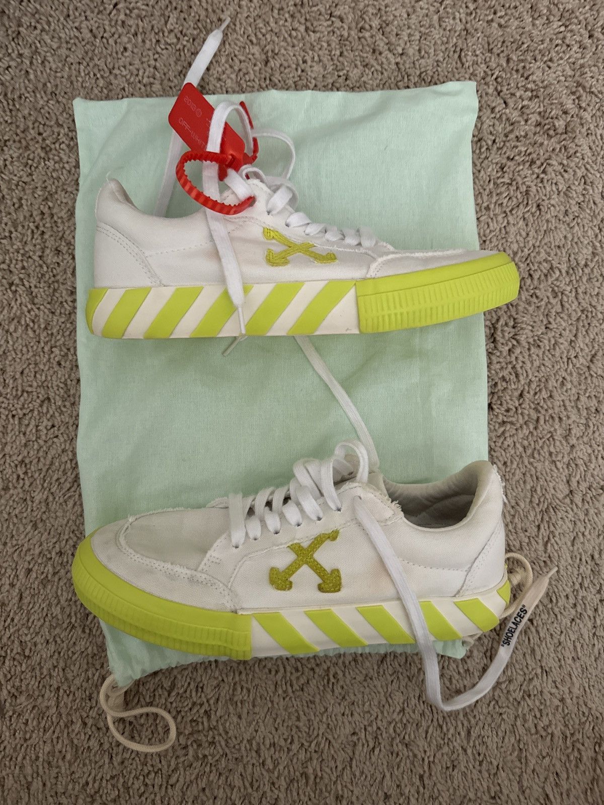Off-White Canvas Arrow Low Vulcanized White Yellow Off-White Size US 8.5 / EU 41-42 - 1 Thumbnail