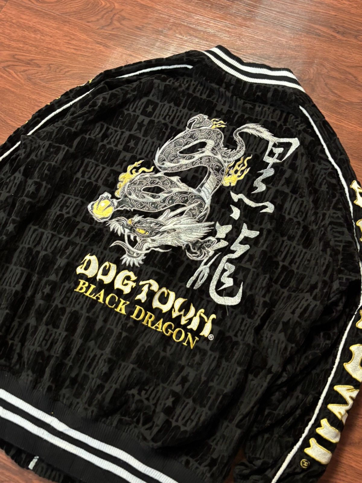 Dogtown Dogtown velvet light jacket Size US XL / EU 56 / 4 - 5 Thumbnail