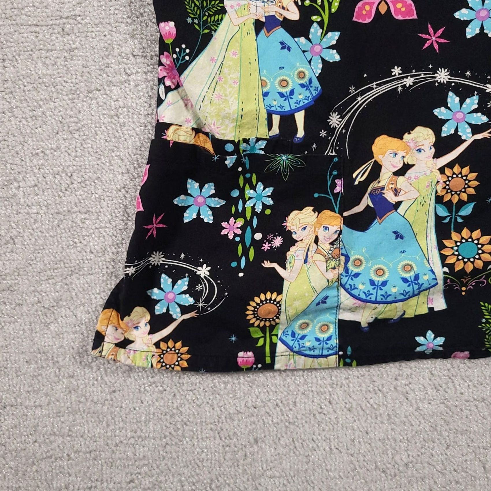 Disney Disney Frozen Scrub Top Womens Small Black Anna Elsa Floral Nurse Shirt V-Neck Size S / US 4 / IT 40 - 4 Thumbnail