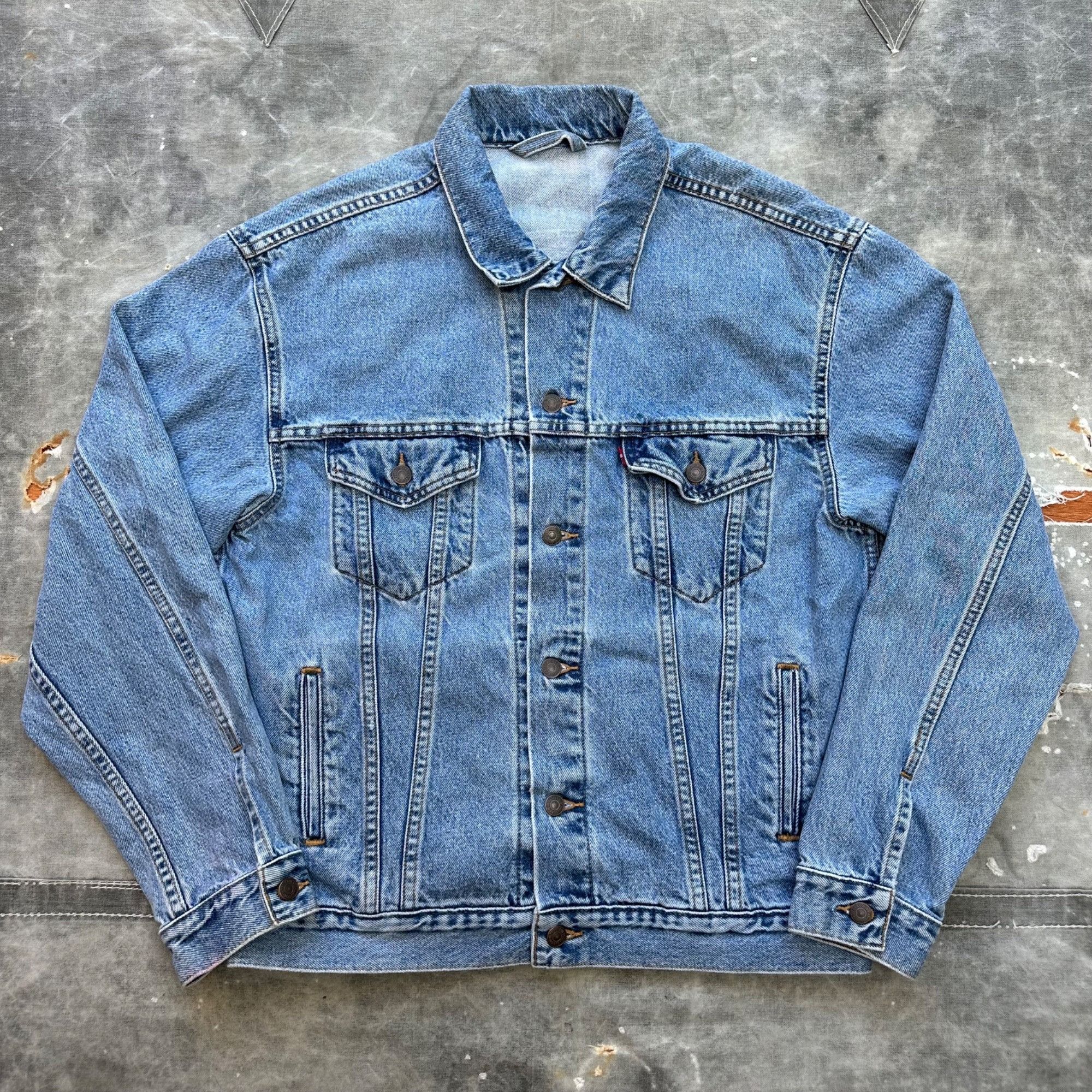 Vintage Vintage 90s Levi’s Trucker Denim Jacket Medium Wash Size US L / EU 52-54 / 3 - 1 Thumbnail