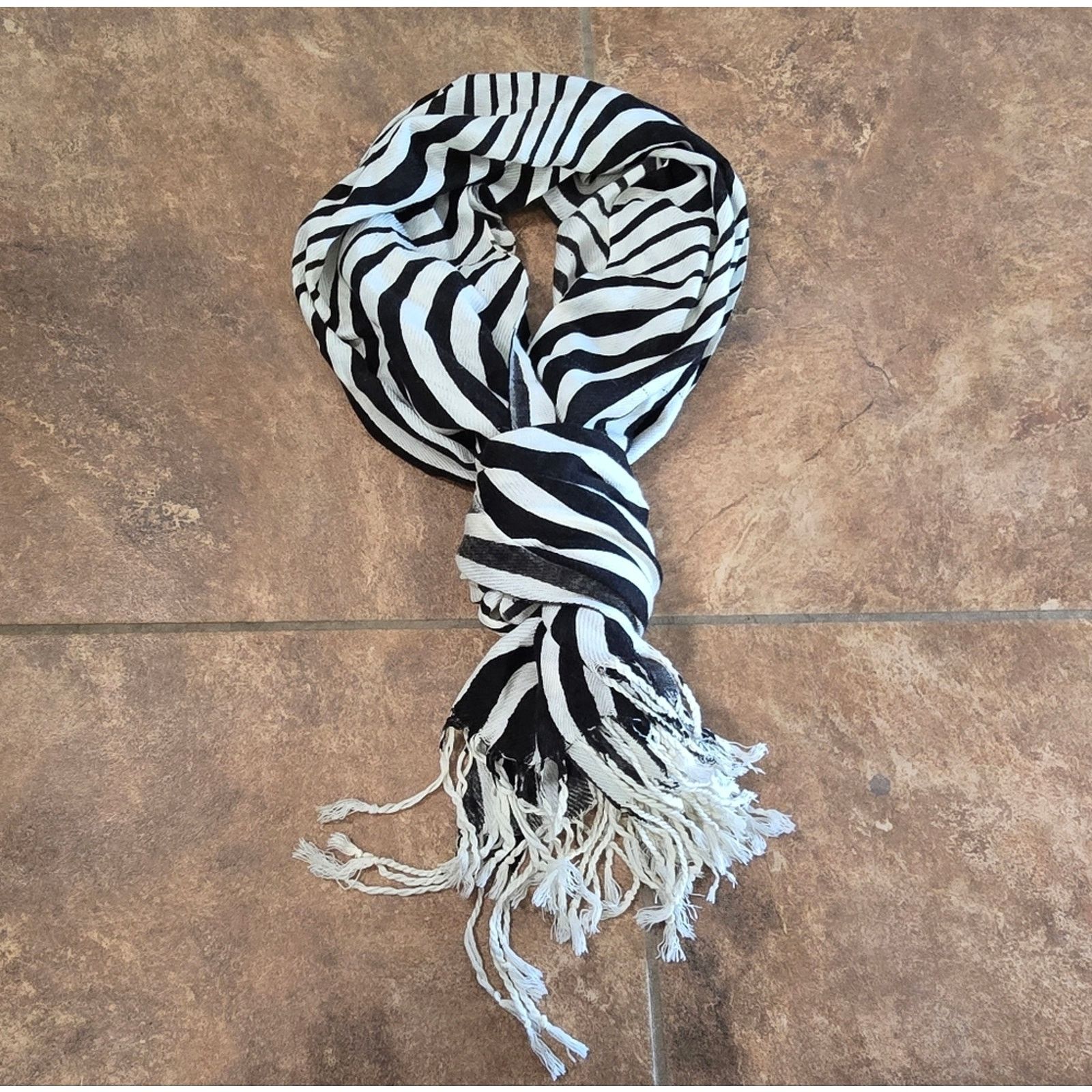 Other White Black Detailed Illusion Scarf Size ONE SIZE - 2 Thumbnail