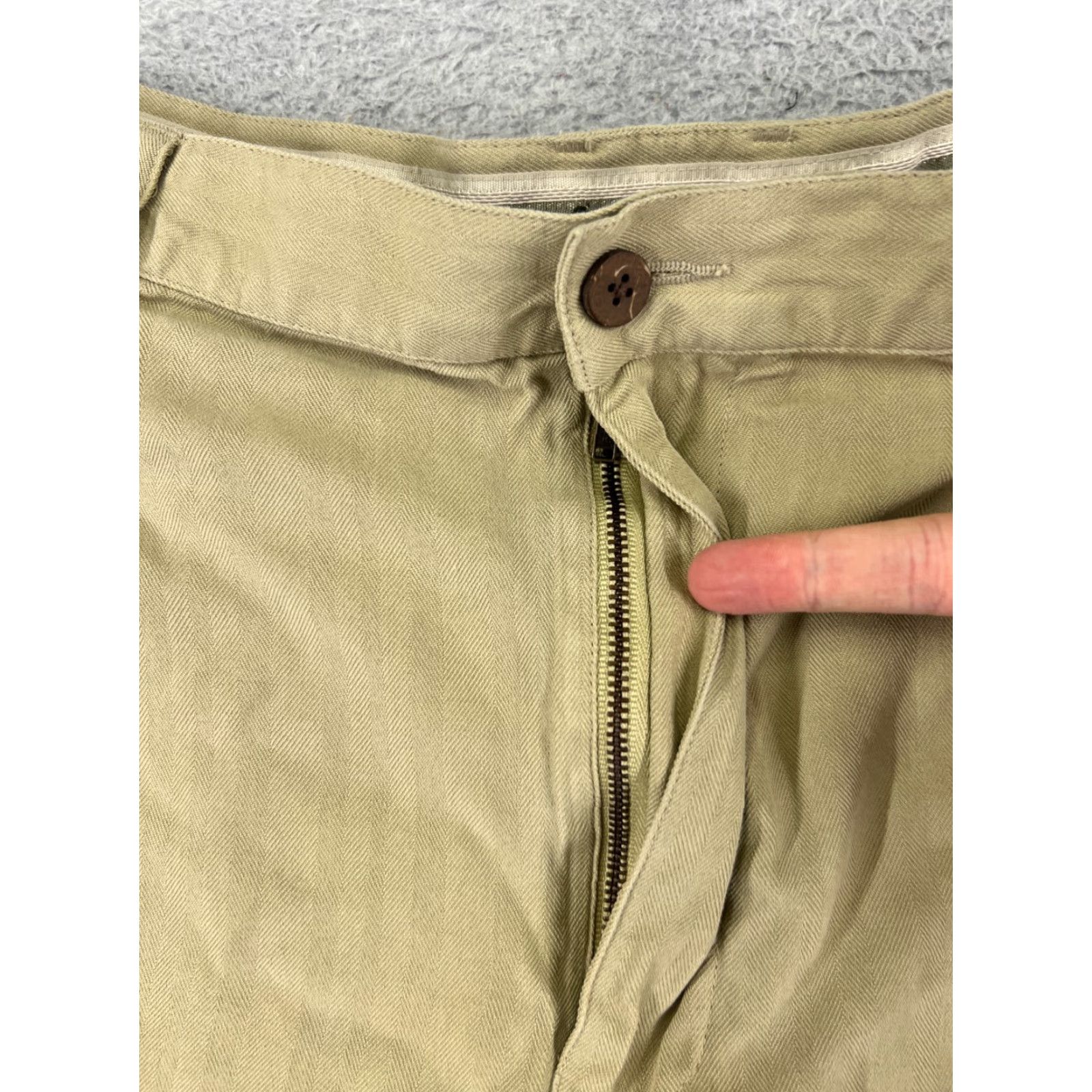 Tommy Bahama Tommy Bahama Shorts Men 34 Brown Bermuda Pleated 100% Silk Chevron Stripe 34x9 Size US 34 / EU 50 - 6 Thumbnail