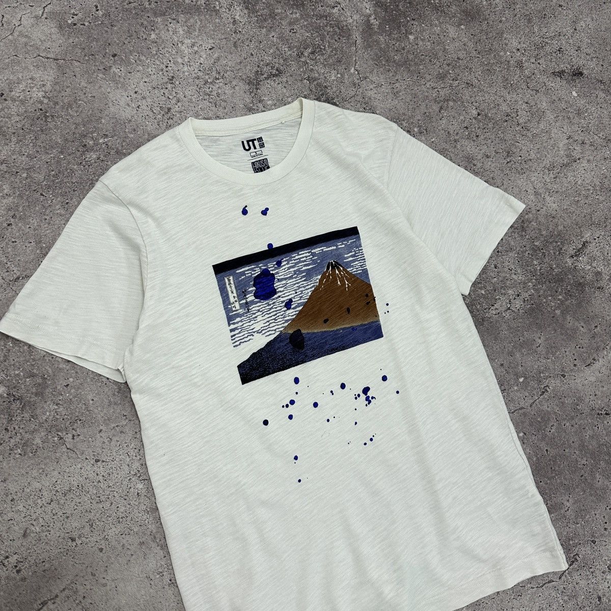 Uniqlo Y2K Uniqlo x Hokusai blue Storm Below Mount Fuji Japan tee Size US S / EU 44-46 / 1 - 3 Thumbnail
