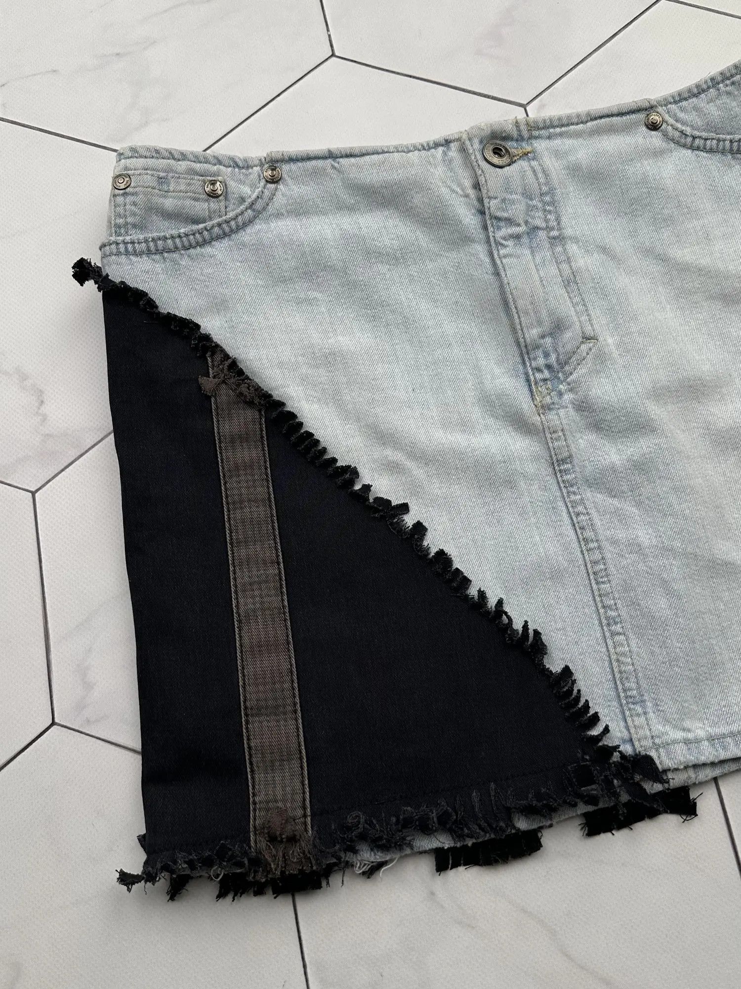 Versace Jeans Couture Versace Jeans Couture Vintage Mini Skirt (B366) Size 26" / US 2 / IT 38 - 2 Thumbnail