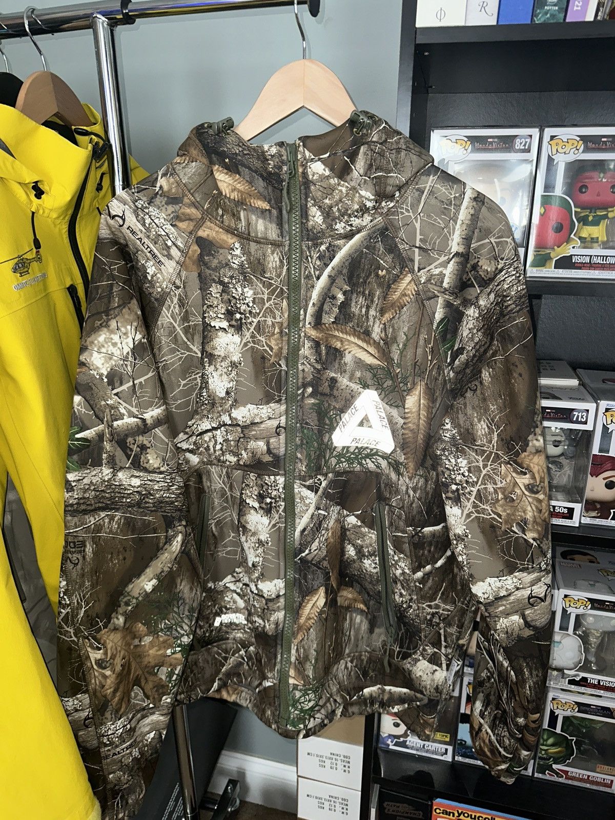 image of Palace Gore-Tex Infinium Cap Jacket Realtree, Men's (Size Medium)