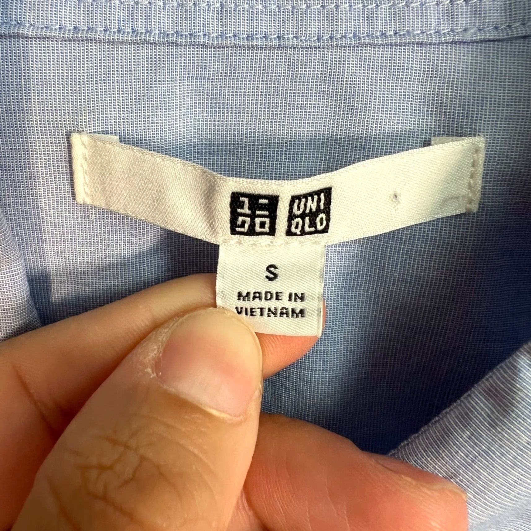 Uniqlo UNIQLO Shirt Mens Small Light Blue Button-Up Cotton Polyester Solid Casual Size S / US 4 / IT 40 - 3 Thumbnail