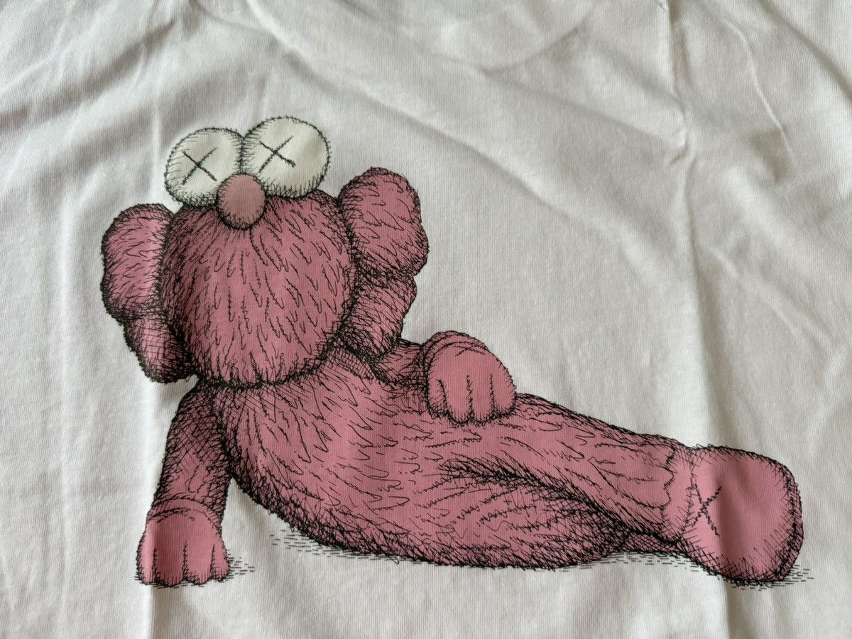 Kaws × Uniqlo Medium Kaws Time Off Tee White Uniqlo UT T-Shirt Figure Size US M / EU 48-50 / 2 - 4 Thumbnail