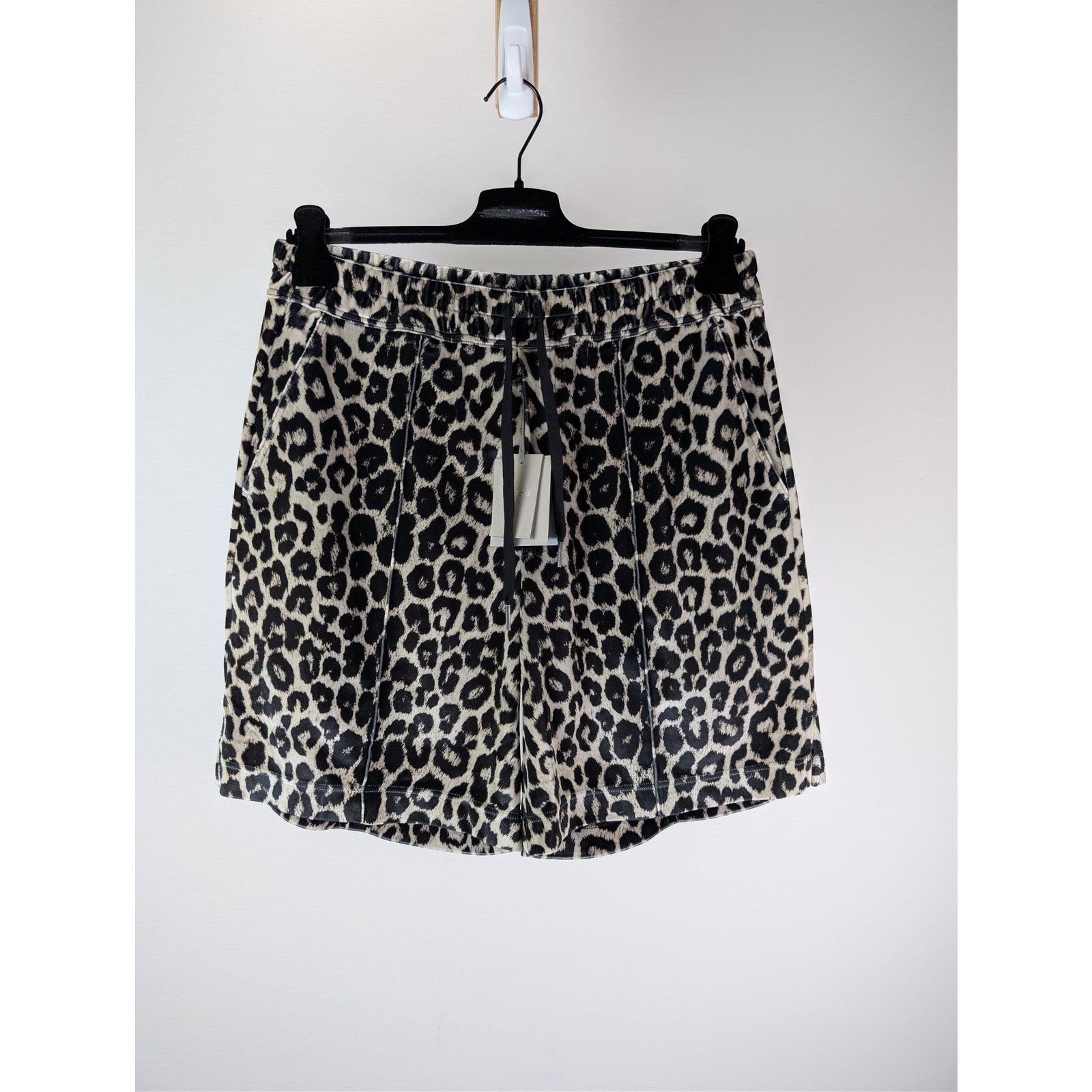 Tom Ford o1rshd1 Leopard-Print Cut and Sewn Knitted Shorts in Black Size US 34 / EU 50 - 1 Thumbnail
