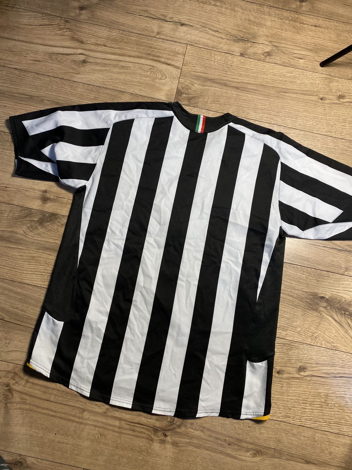 Nike Vintage Nike Juventus 2005-2006 Home Football Shirt Tamoil Size US XL / EU 56 / 4 - 4 Thumbnail