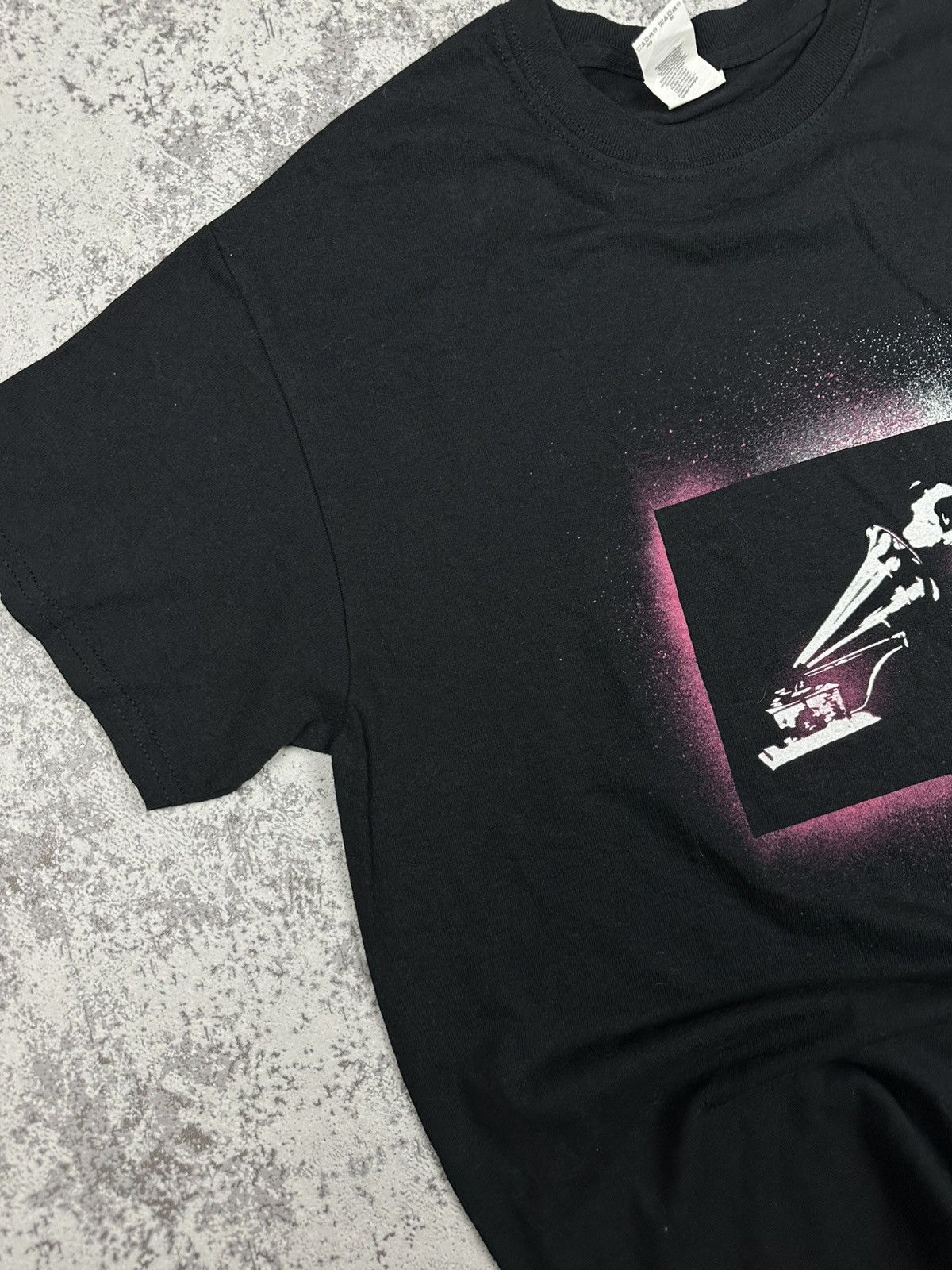 Gildan Banksy Spray Art Tee Dog Gramophone Size US M / EU 48-50 / 2 - 6 Thumbnail