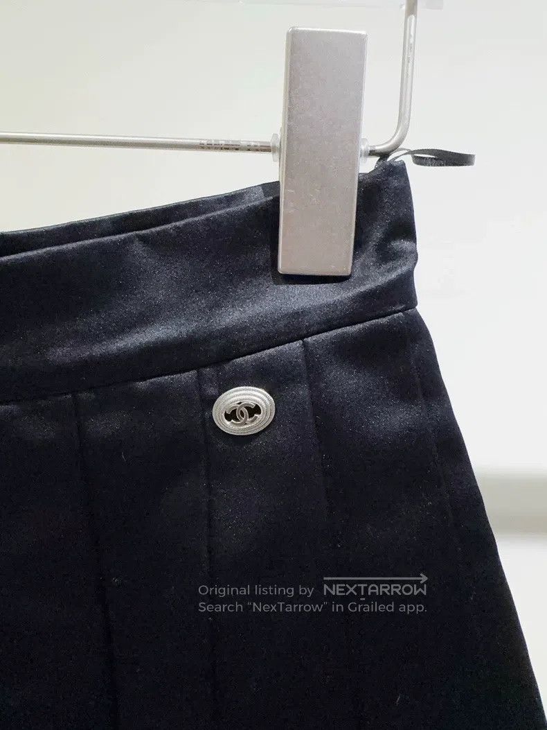 Chanel Chanel 20s Roof Series Black Pleated Skirt Size 42" / US 20 - 2 Thumbnail