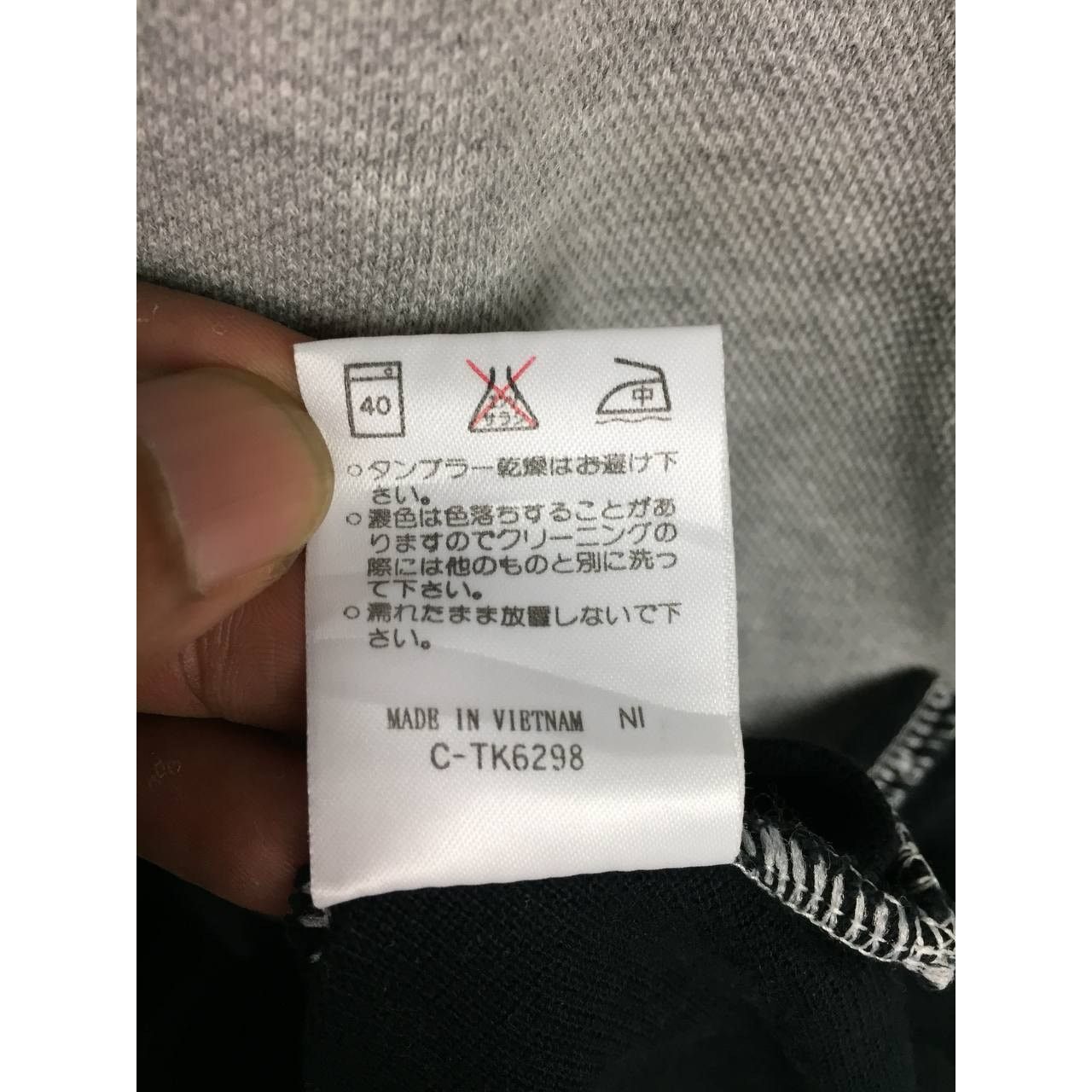 Valentino Vtg Valentino Jeans Embroidered Logo Polo Tee Size 50 Size US L / EU 52-54 / 3 - 22 Thumbnail