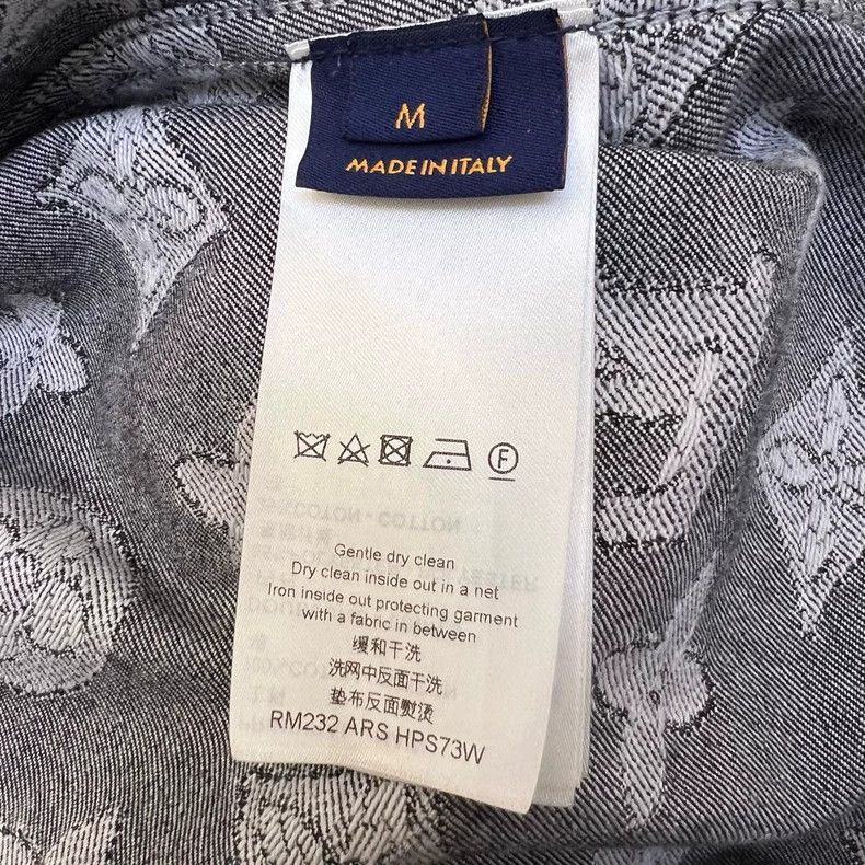 Louis Vuitton Louis Vuitton Black cropped presbyopic full logo denim shor Size US M / EU 48-50 / 2 - 8 Thumbnail