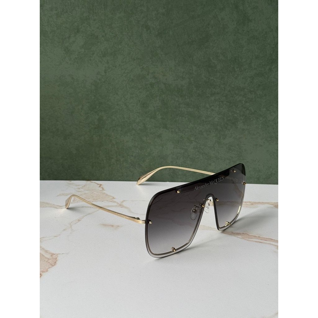 Alexander McQueen Alexander McQueen AM0362S Gold Grey Studded Mask Sunglasses Size ONE SIZE - 2 Thumbnail