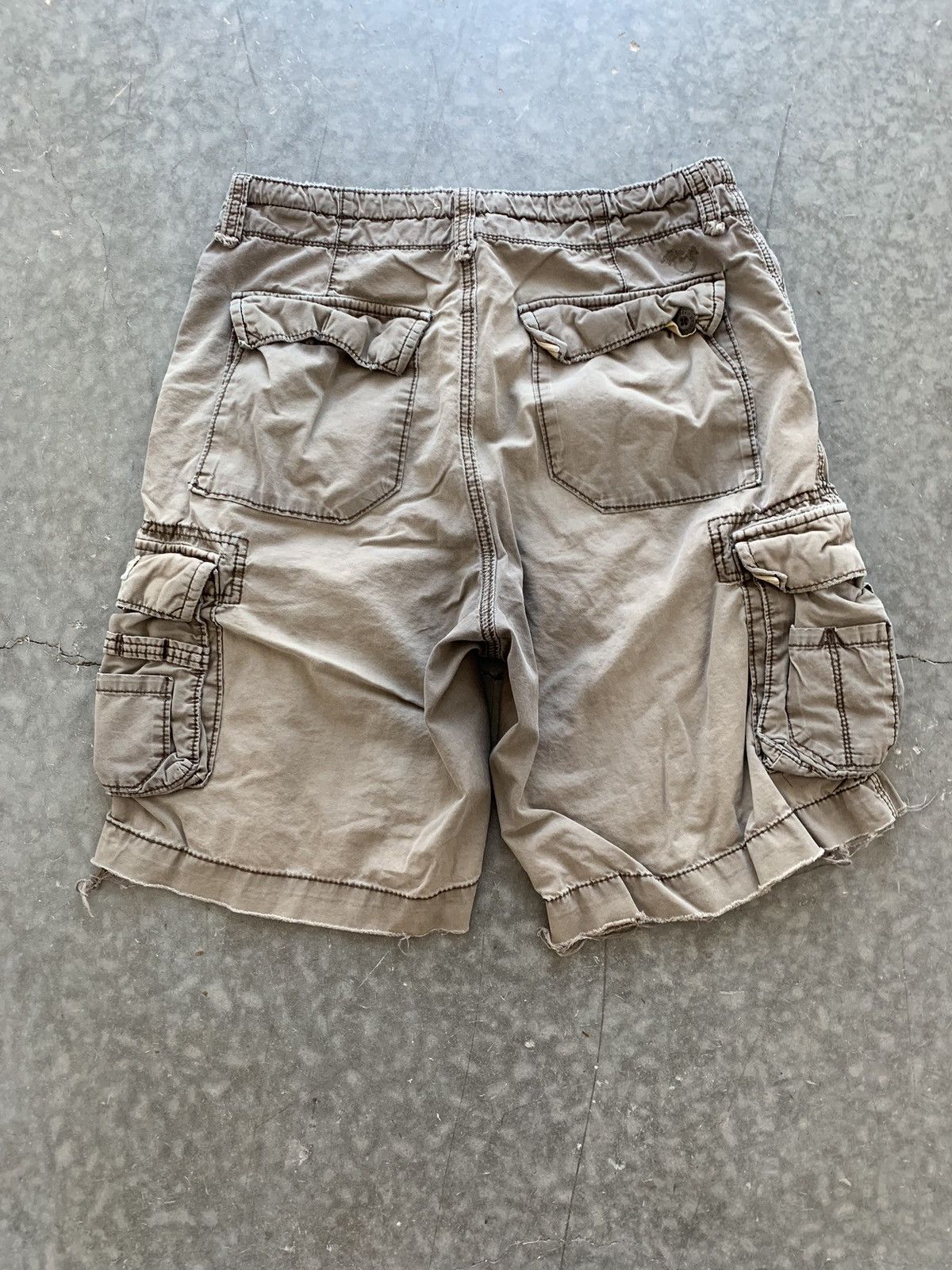 Vintage Vintage Y2K Thrashed Faded Brown Cargo Shorts Size US 32 / EU 48 - 9 Thumbnail