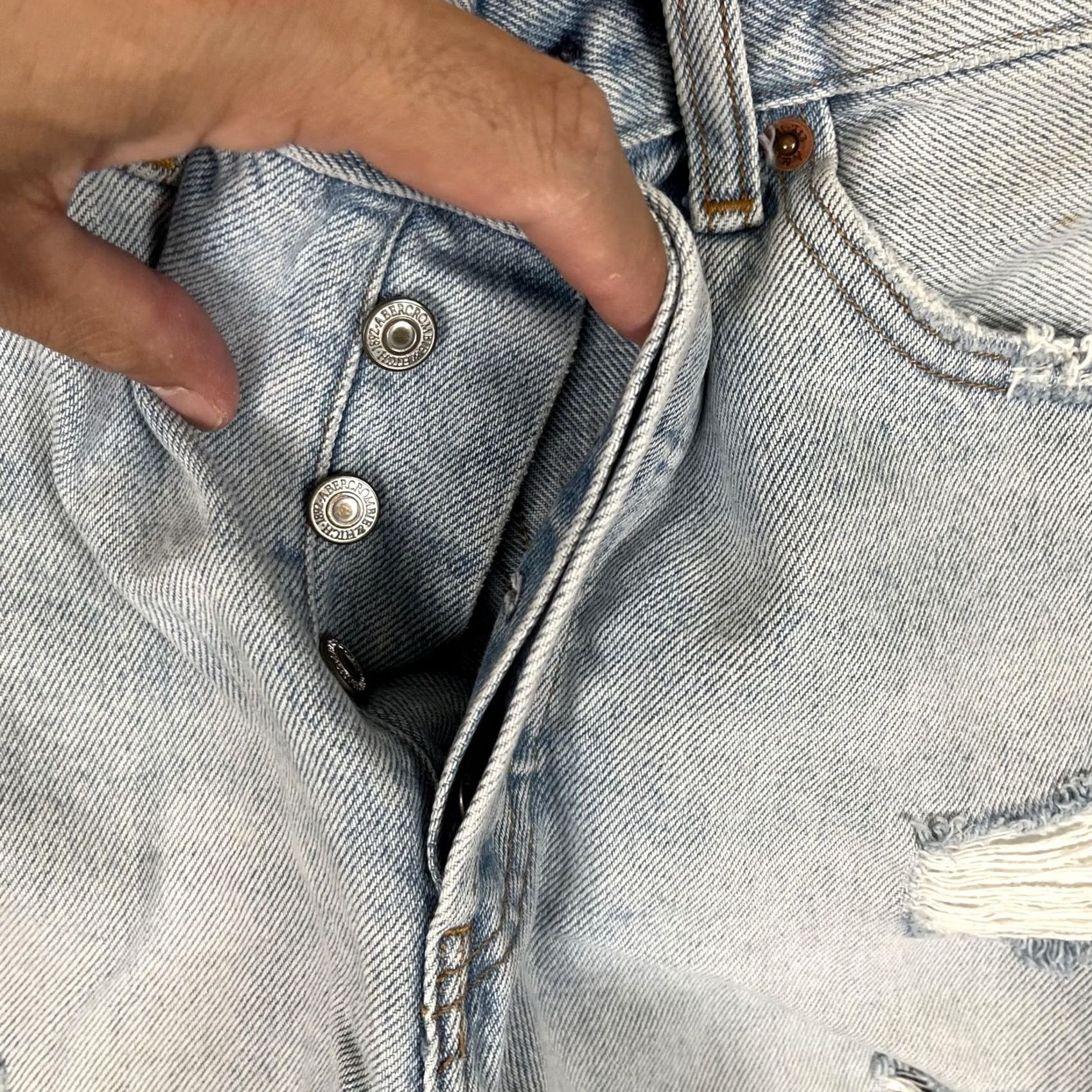 Abercrombie & Fitch Abercrombie & Fitch Shorts Womens 2 26 Blue High Rise 4" Short Distressed Denim Cut-Off Front Pockets Button Fly Casual Summer Mens No (invalid) Size 26" / US 2 / IT 38 - 7 Thumbnail