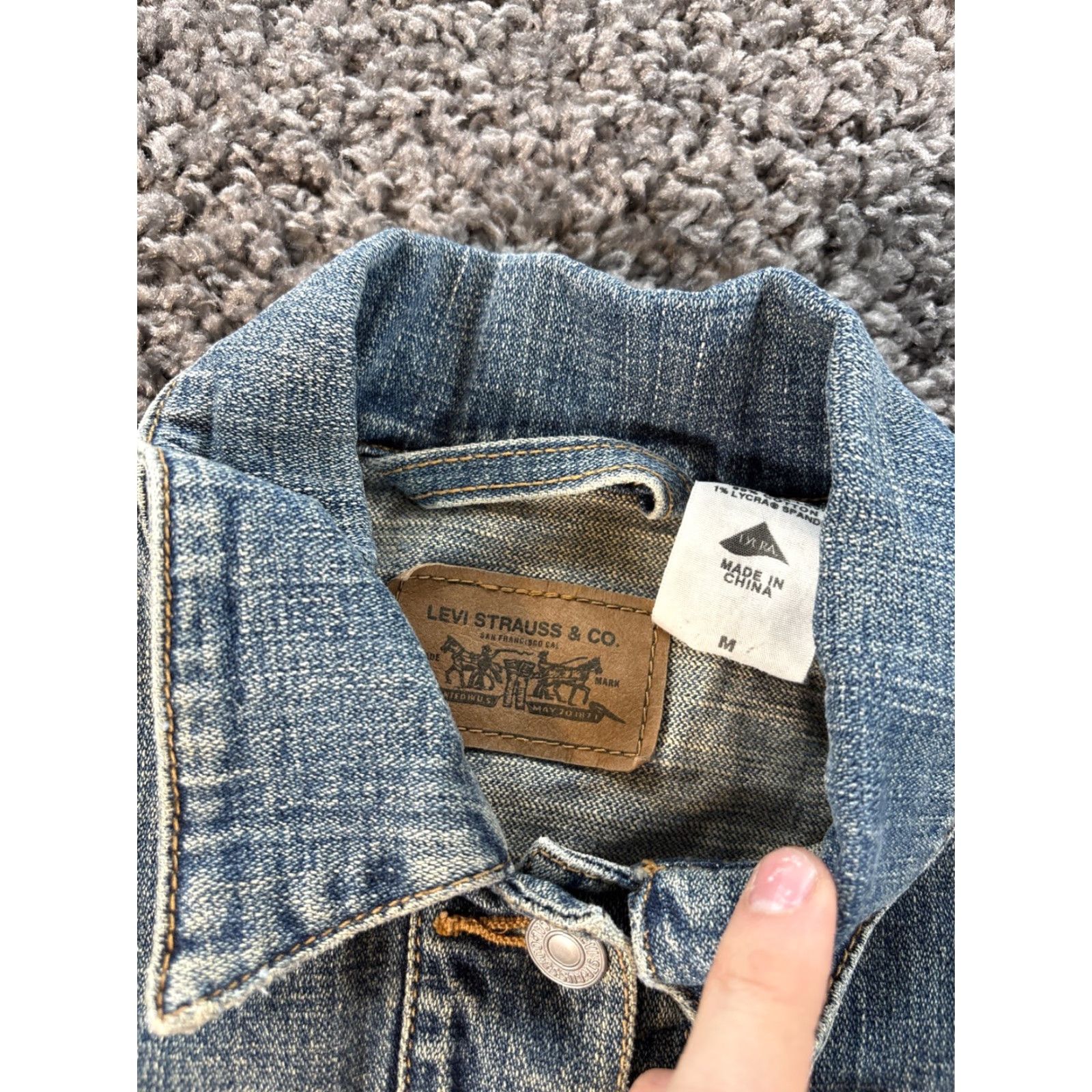 Levi's VINTAGE Levis Denim Jacket Womens Medium Light Wash Distressed Trucker Y2K Ladies Blue 90s Classic Mens Womens Girls Size M / US 6-8 / IT 42-44 - 4 Thumbnail