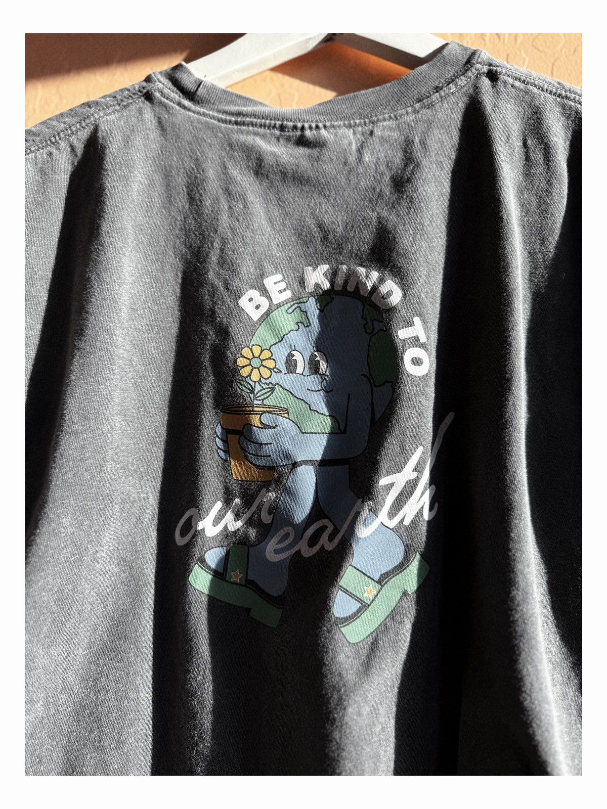 Comfort Colors Comfort Colors “Be Kind to Our Earth” Graphic Tee – Size L Size L / US 10 / IT 46 - 4 Thumbnail