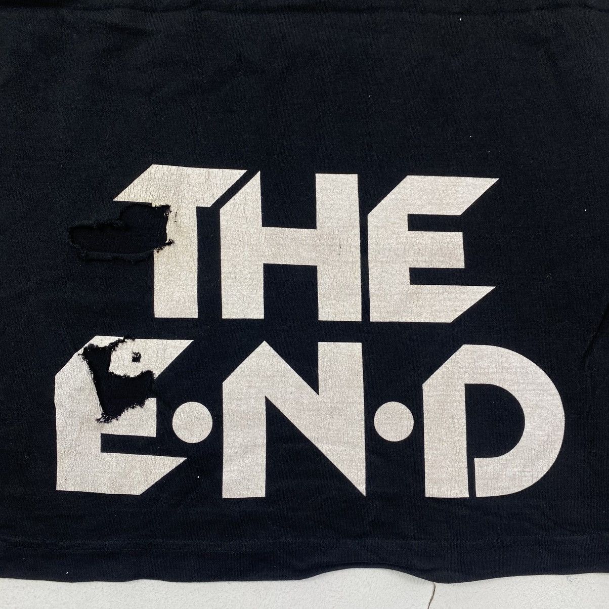 Band Tees Vtg Black Eyed Peas The END Tour Shirt Large Shoot Tag Size US L / EU 52-54 / 3 - 7 Thumbnail