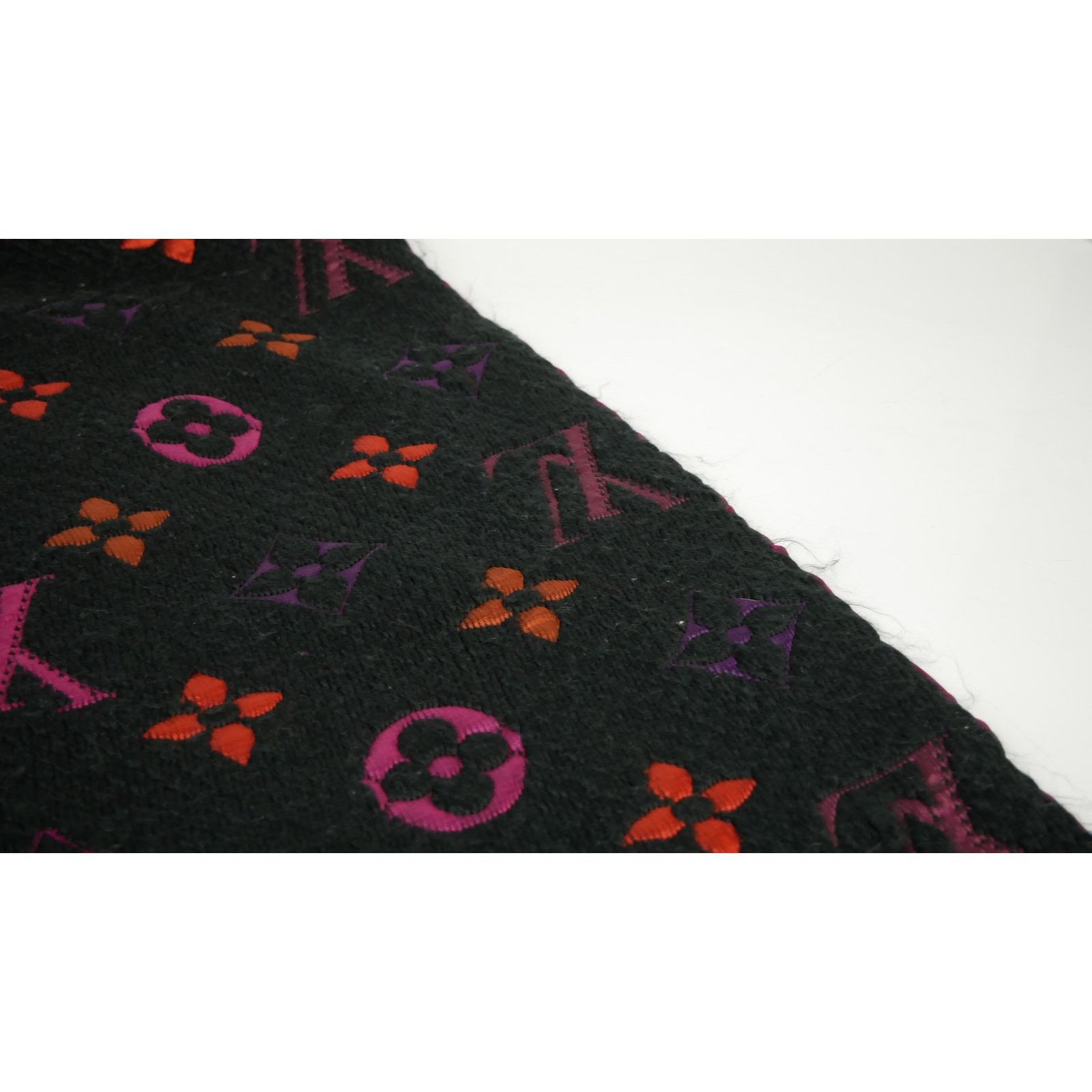 Louis Vuitton Louis Vuitton Multicolor Logomania Scarf Size ONE SIZE - 16 Thumbnail