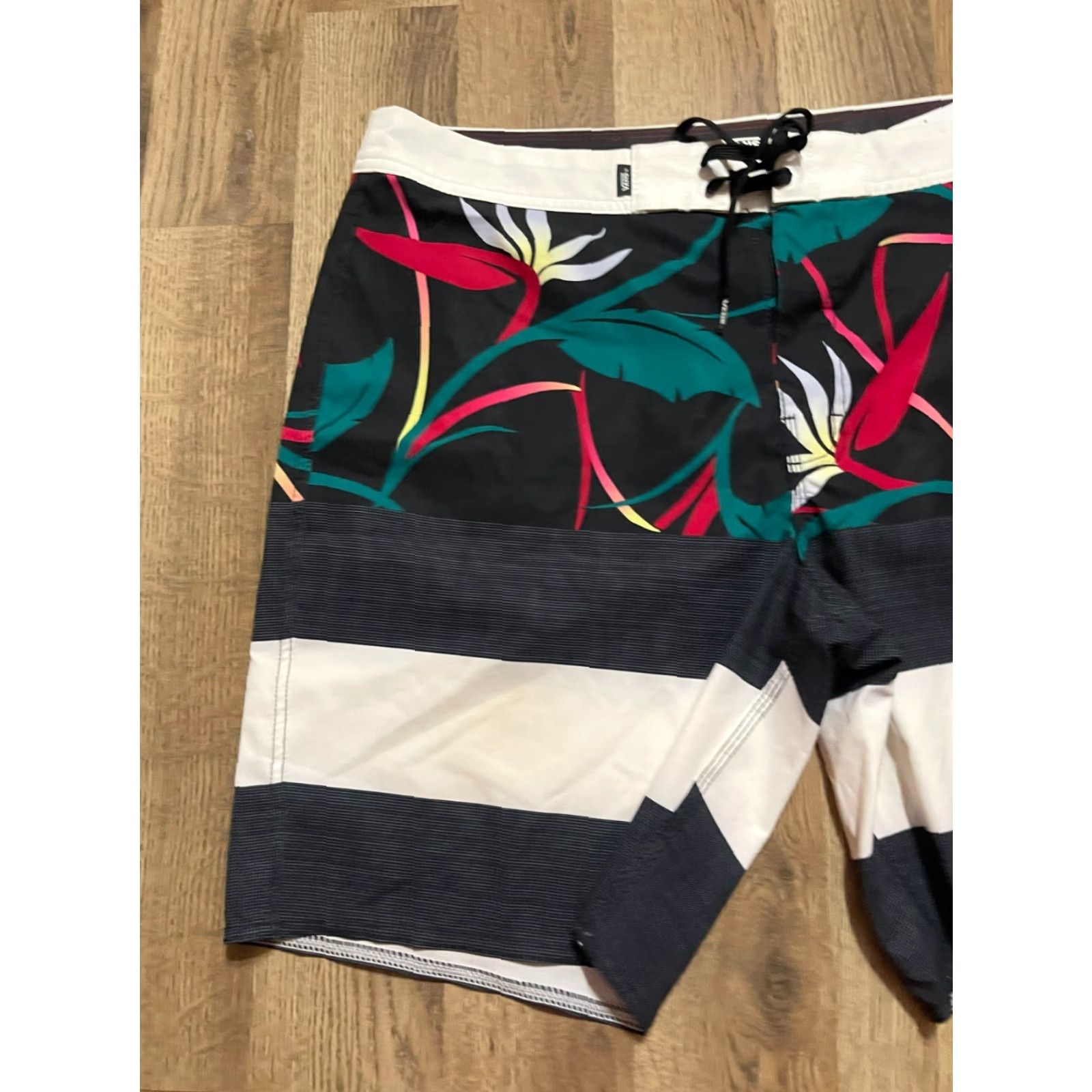 Vans VANS Shorts Men's 36 Black White Swim Trunks Drawstring Trunks Colorful Floral Pattern Multicolor 36 Mens Size US 36 / EU 52 - 3 Thumbnail