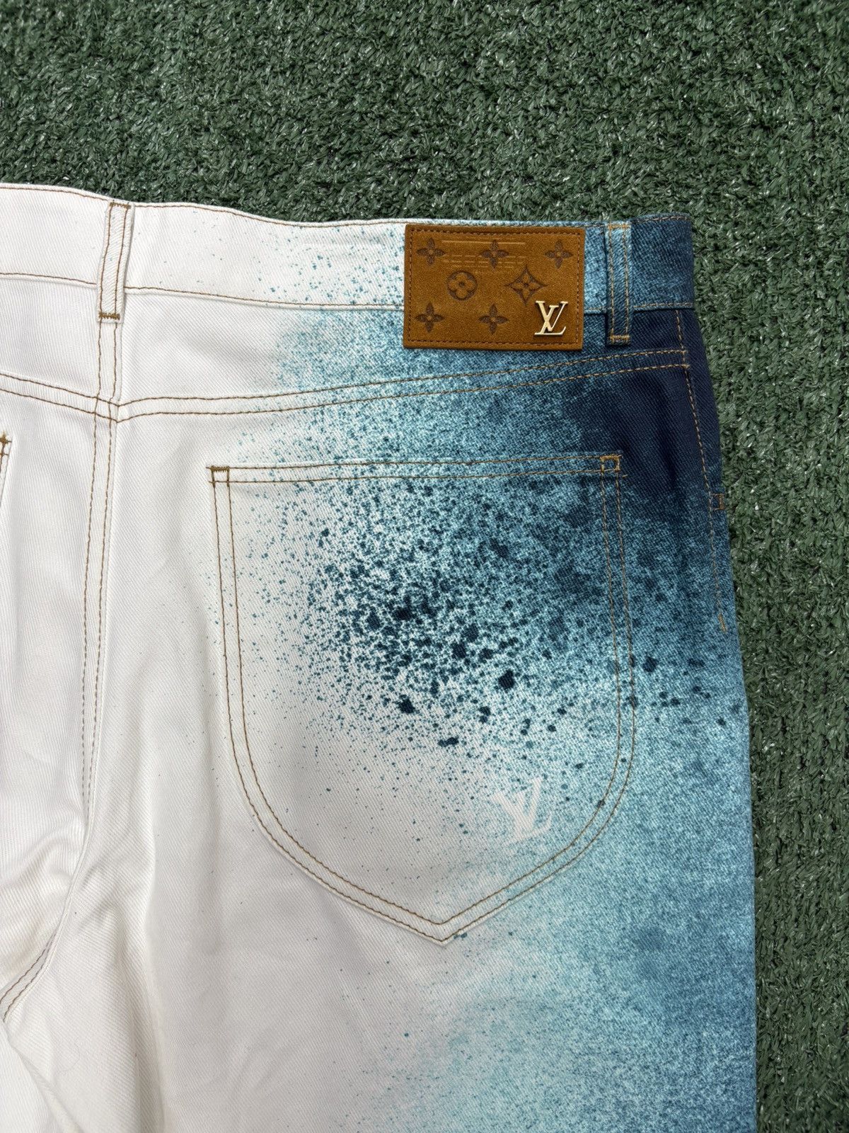 Louis Vuitton Louis Vuitton LV Spray Denim Pants White Blue Jeans Size 38 Size US 38 / EU 54 - 9 Thumbnail