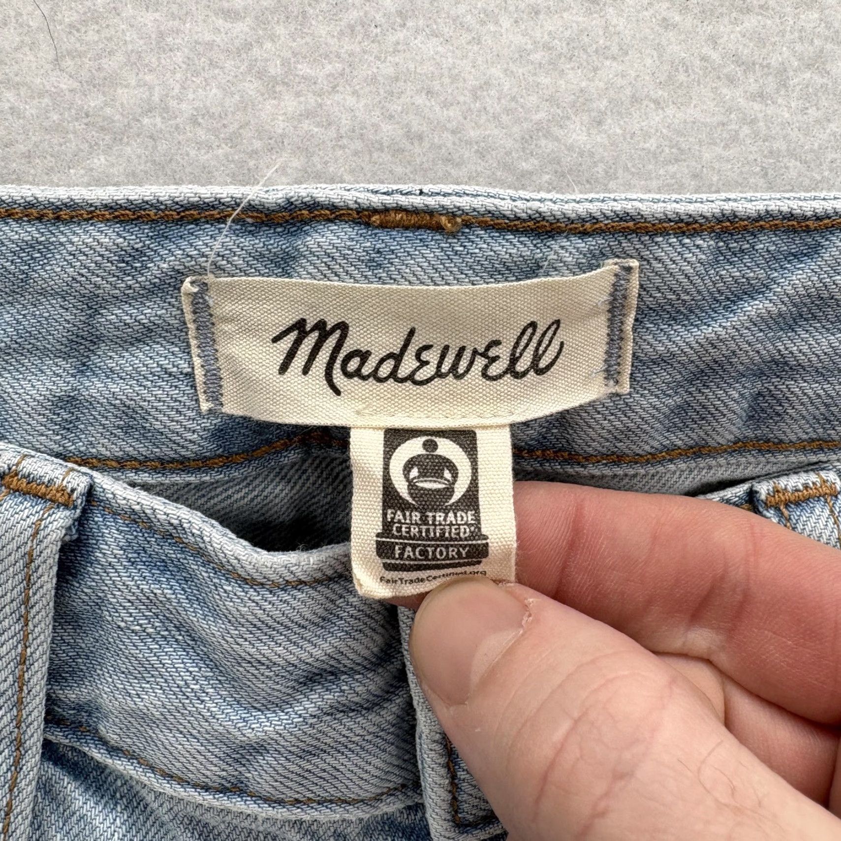 Madewell VINTAGE Madewell Curvy Perfect High Rise Jeans Womens 27 Blue Light Wash Tapered 5-Pocket Denim 100% Cotton Relaxed Fit Adult Womens Size 27" / US 4 / IT 40 - 4 Thumbnail