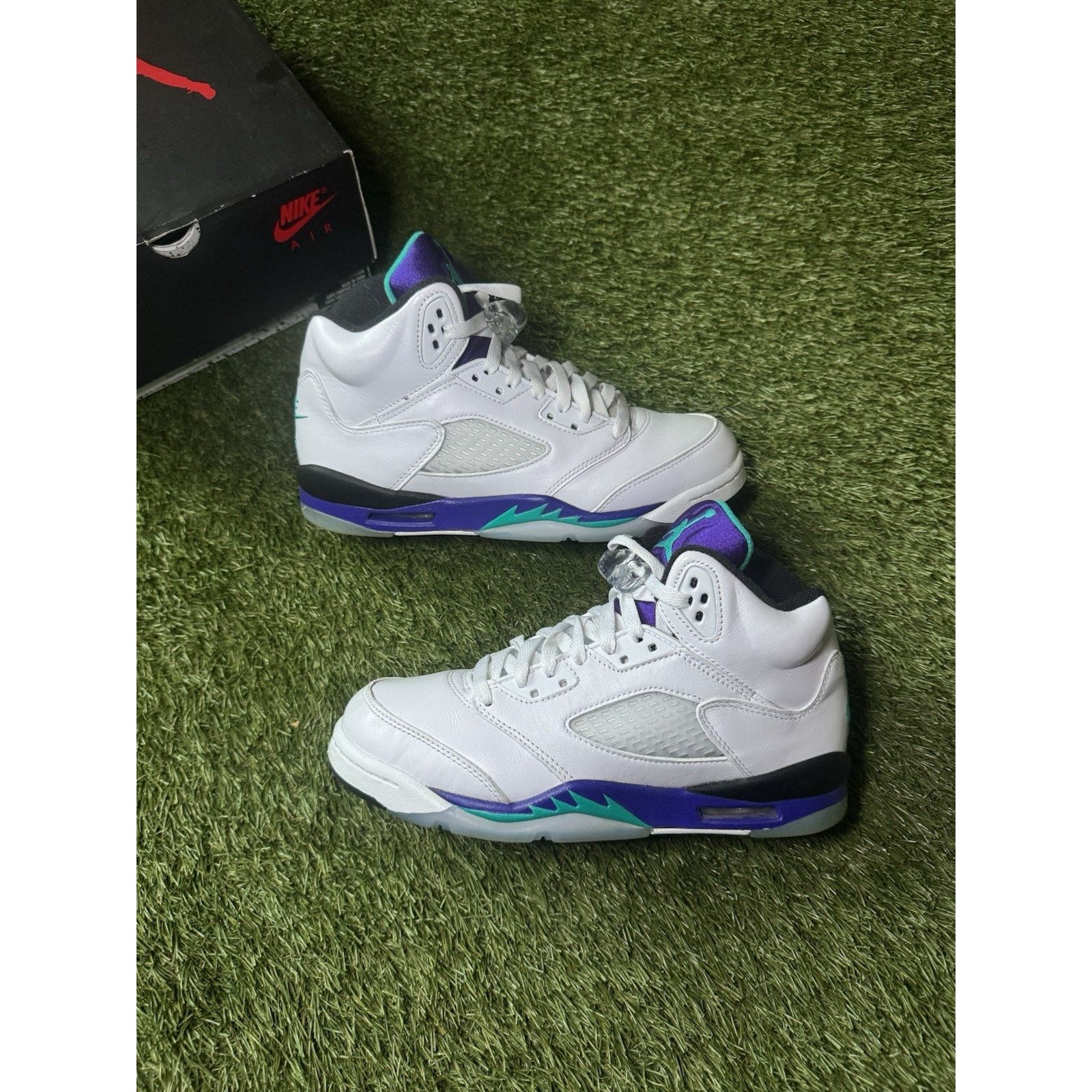 Jordan Brand Air Jordan 5 Retro 2025 Grape Size 7y / 8.5 Women’s Size US 7 / EU 40 - 1 Thumbnail