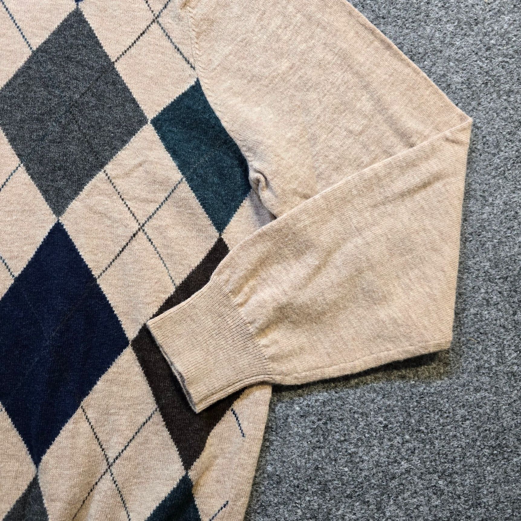 Jos. A. Bank VINTAGE Jos A Bank Sweater Mens Size M Beige Argyle Diamond V Neck Classic Casual Size US M / EU 48-50 / 2 - 5 Thumbnail