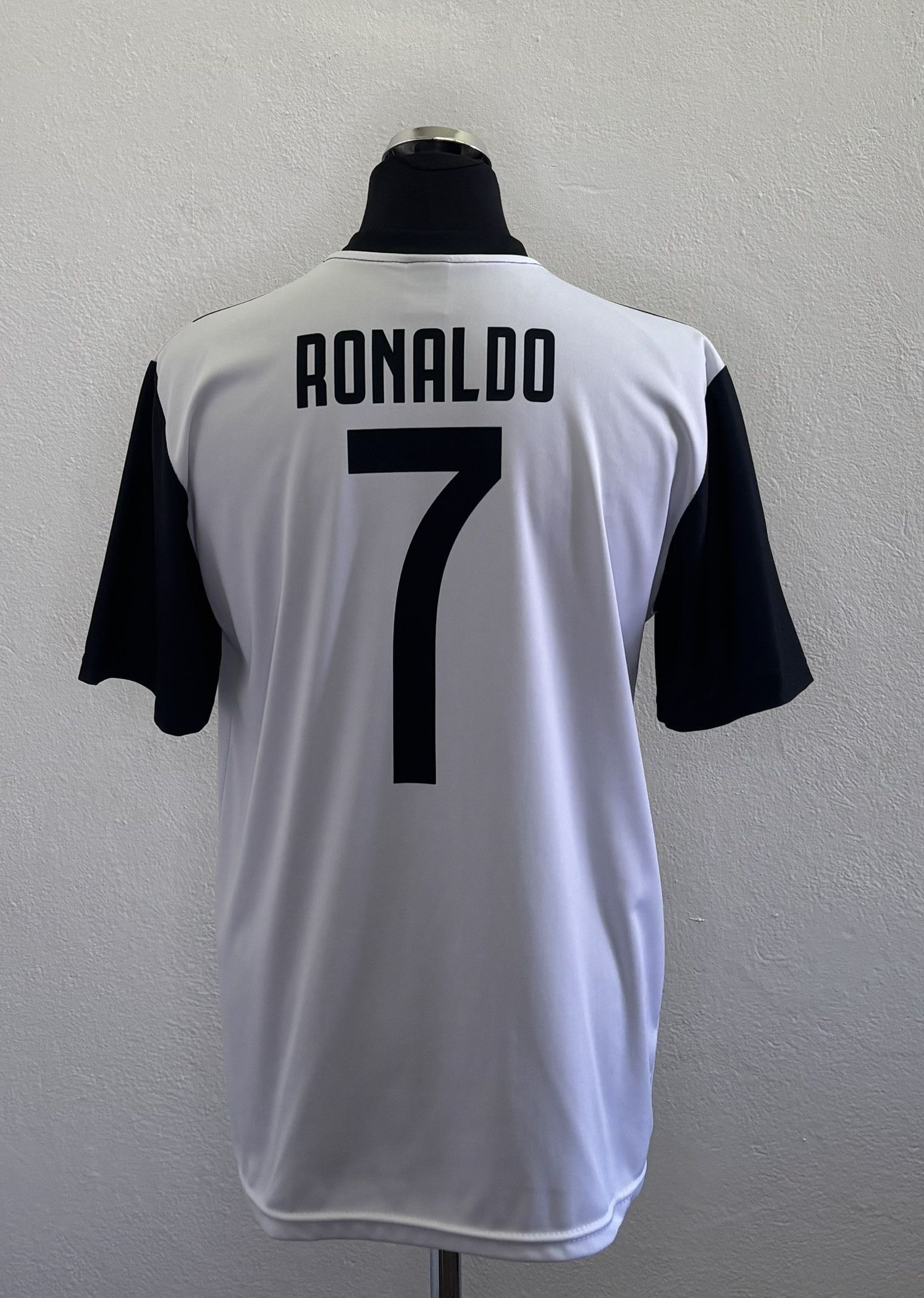 Other Juventus 2018-2019 Ronaldo #7 Football Jersey Size XL Size US XL / EU 56 / 4 - 1 Thumbnail