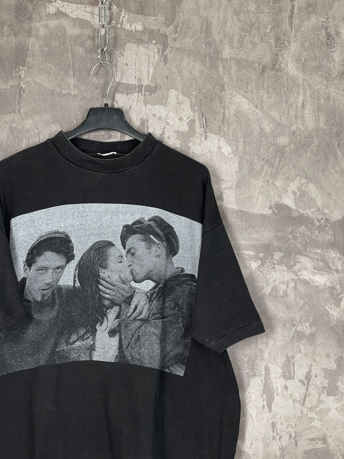 Japanese Brand Avant Garde Vintage Faded Distressed 90s “Kiss” T shirt Size US L / EU 52-54 / 3 - 4 Thumbnail