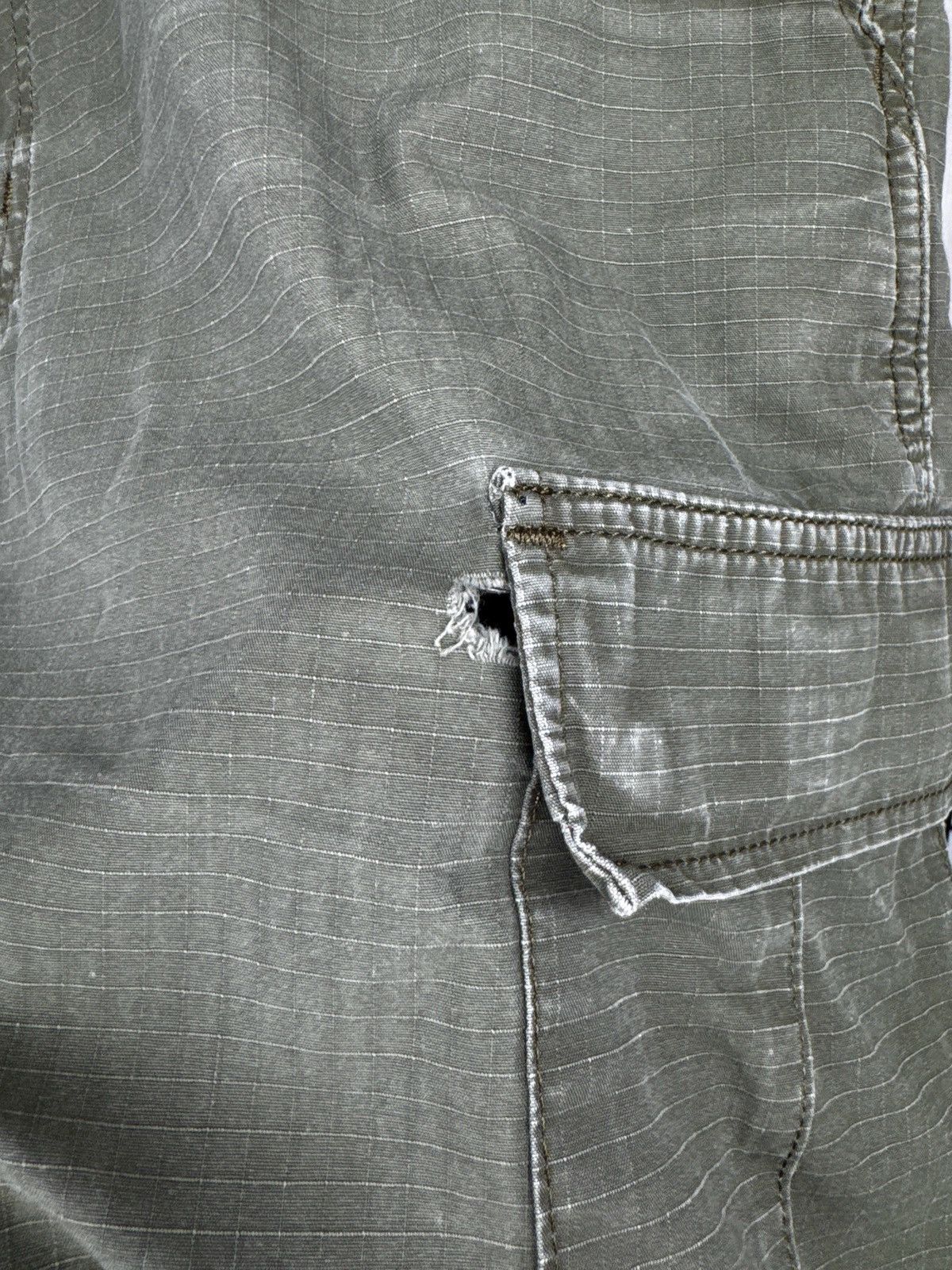 Carhartt Wip Carhartt WIP faded distressed khaki green cargo shorts Size US 32 / EU 48 - 6 Thumbnail