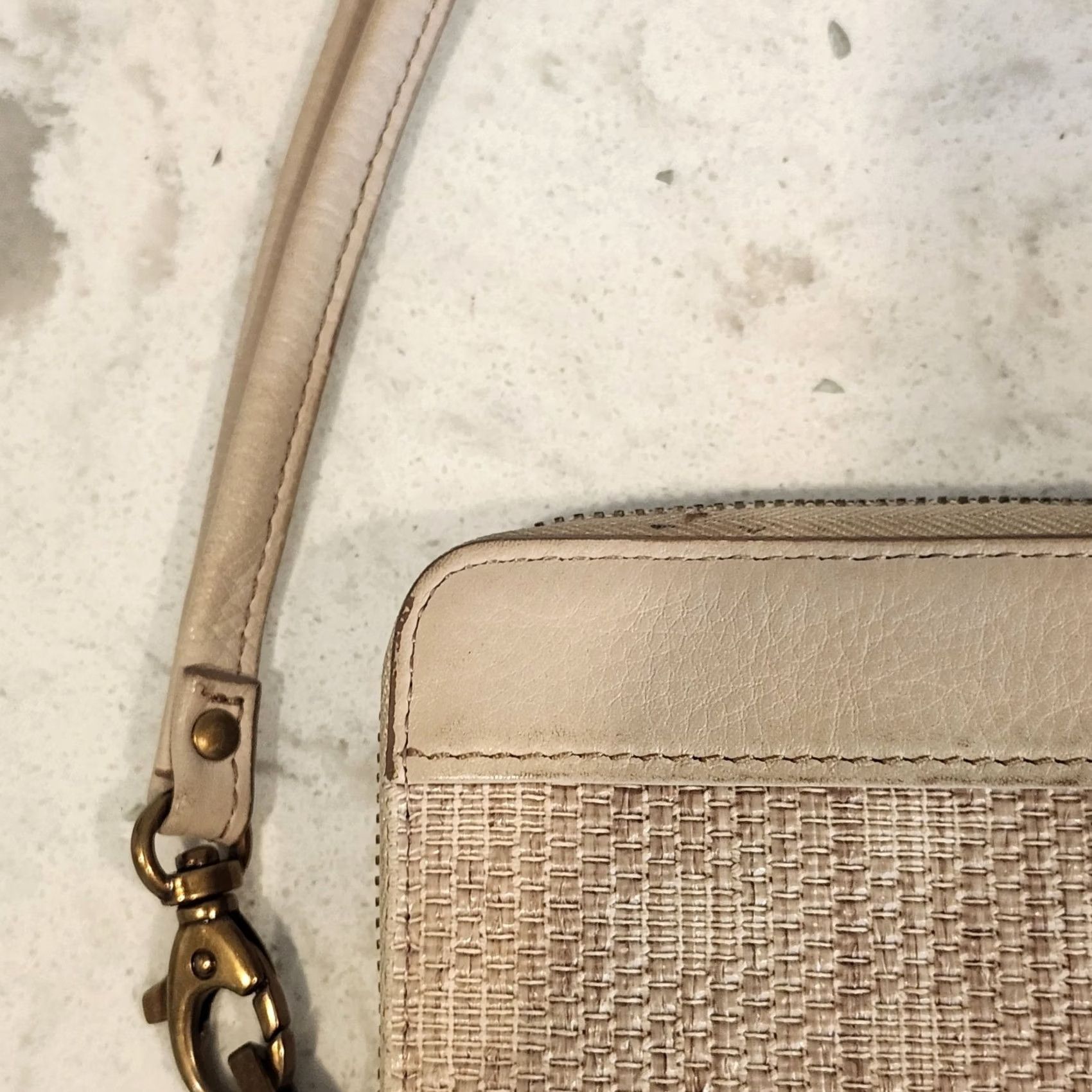 Fossil Fossil Zip-Around Wallet Tan Straw Leather Beige Womens S Color Beige Zip-Around Wallet Womens S Leather Wristlet Clutch NEEDS CLEANING Size ONE SIZE - 6 Thumbnail