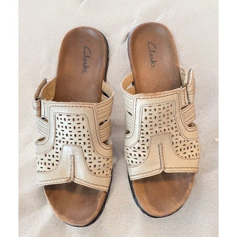 Clarks Sandals Shoes Slip-On's Flats Beige Leather Size 6.5, Women's