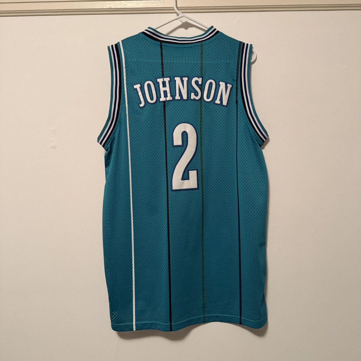 Adidas NBA Charlotte Hornets Larry Johnson Basketball Jersey Size US M / EU 48-50 / 2 - 2 Thumbnail